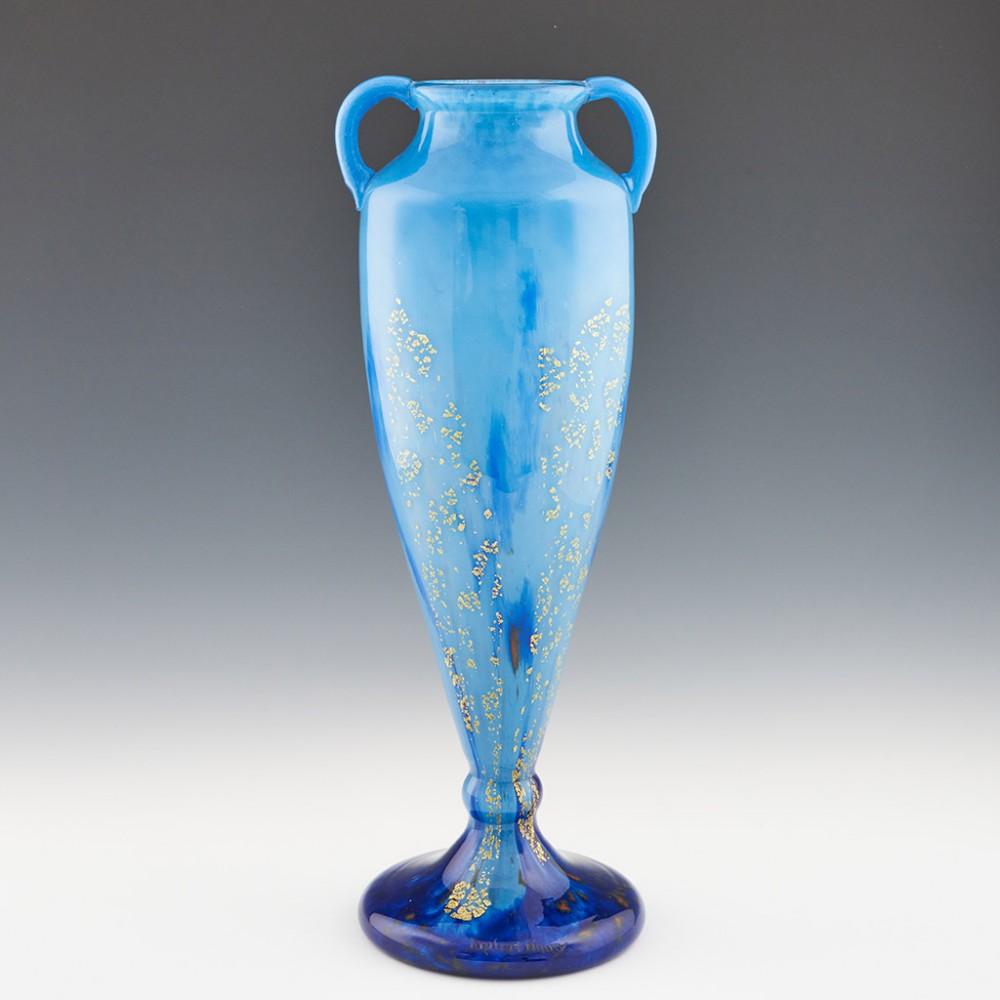 Français Vase en verre avec inclusions de feuilles d'or de Daum Nancy, 1925-30 en vente