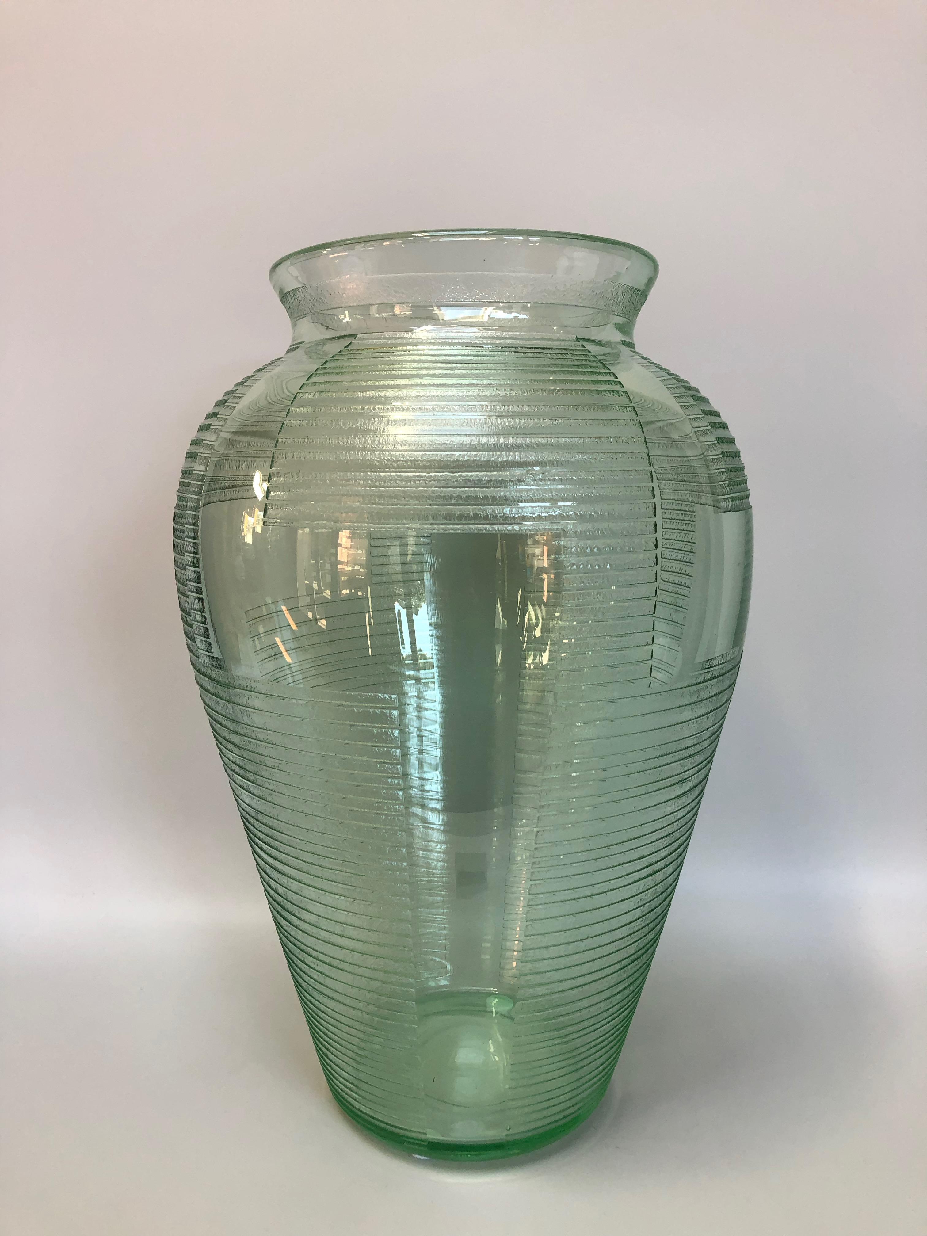 Daum Nancy vase in green color around 1930.
Etched with acid, geometric decoration.
2 Small chips see on the photos (5 and 7).
Total height: 39cm
Base diameter: 14 cm
Collar diameter: 16.8 cm
Weight: 5 Kg

Daum (French establishment created