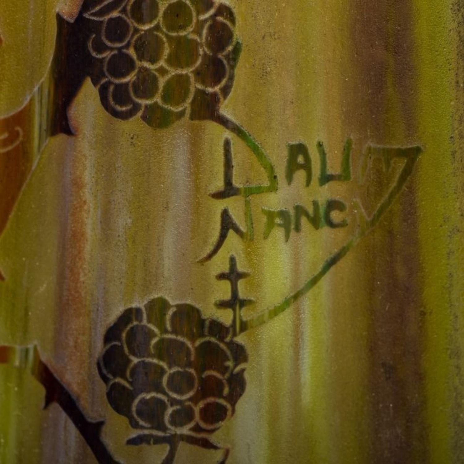 Eine hohe und feine Daum Nancy innen dekoriert Kamee Glasvase
Frankreich, um 1910
Dreieckige Form A, verziert mit Beeren, Blättern und Blumen auf grünem, opalisierendem, gelbem und gesprenkeltem Grund, auf einem dreieckigen Fuß
Kamee-Marke Daum