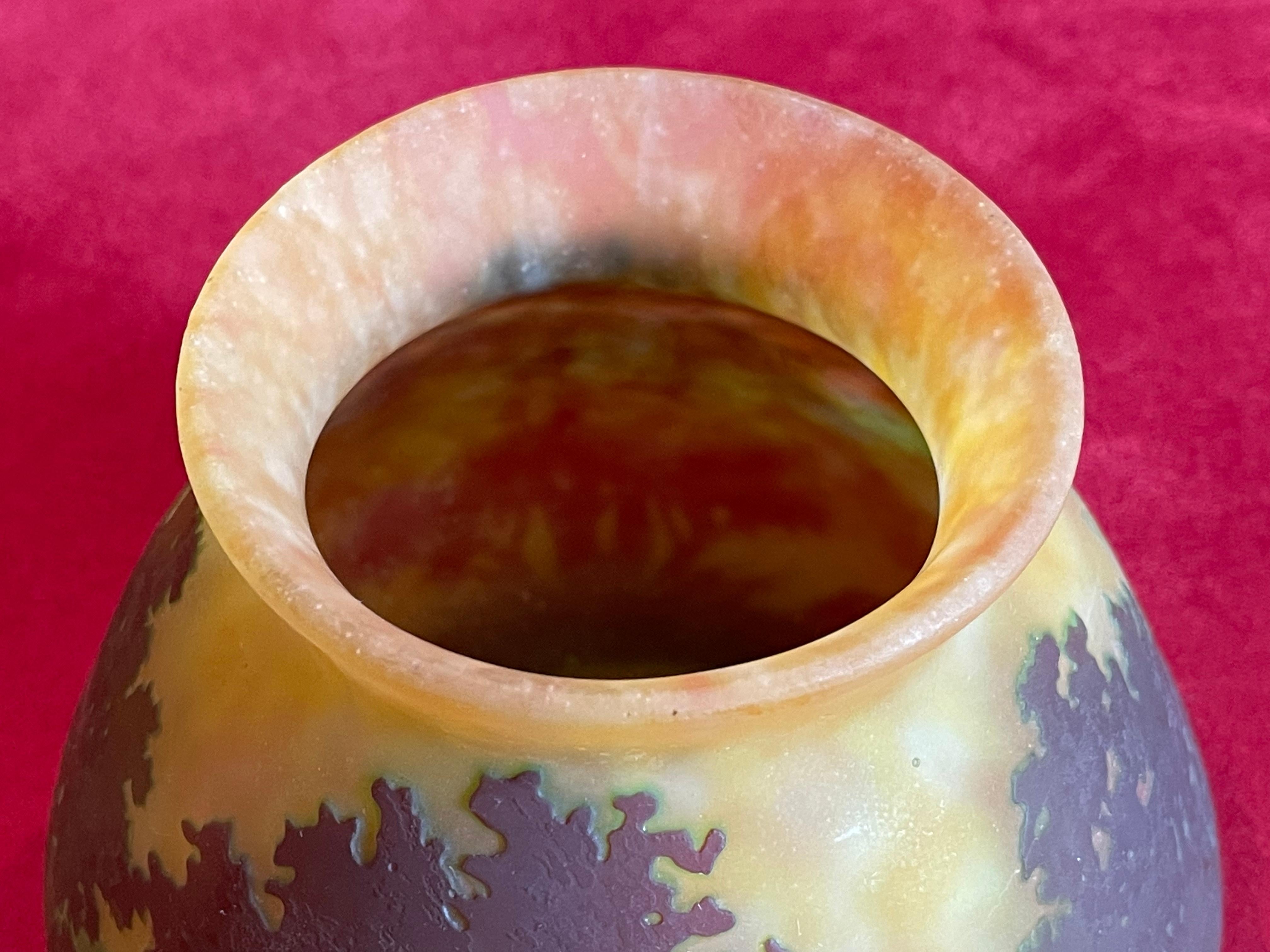 Daum Nancy, Vaso decorativo con paesaggio lacustre in stile Art Nouveau 1