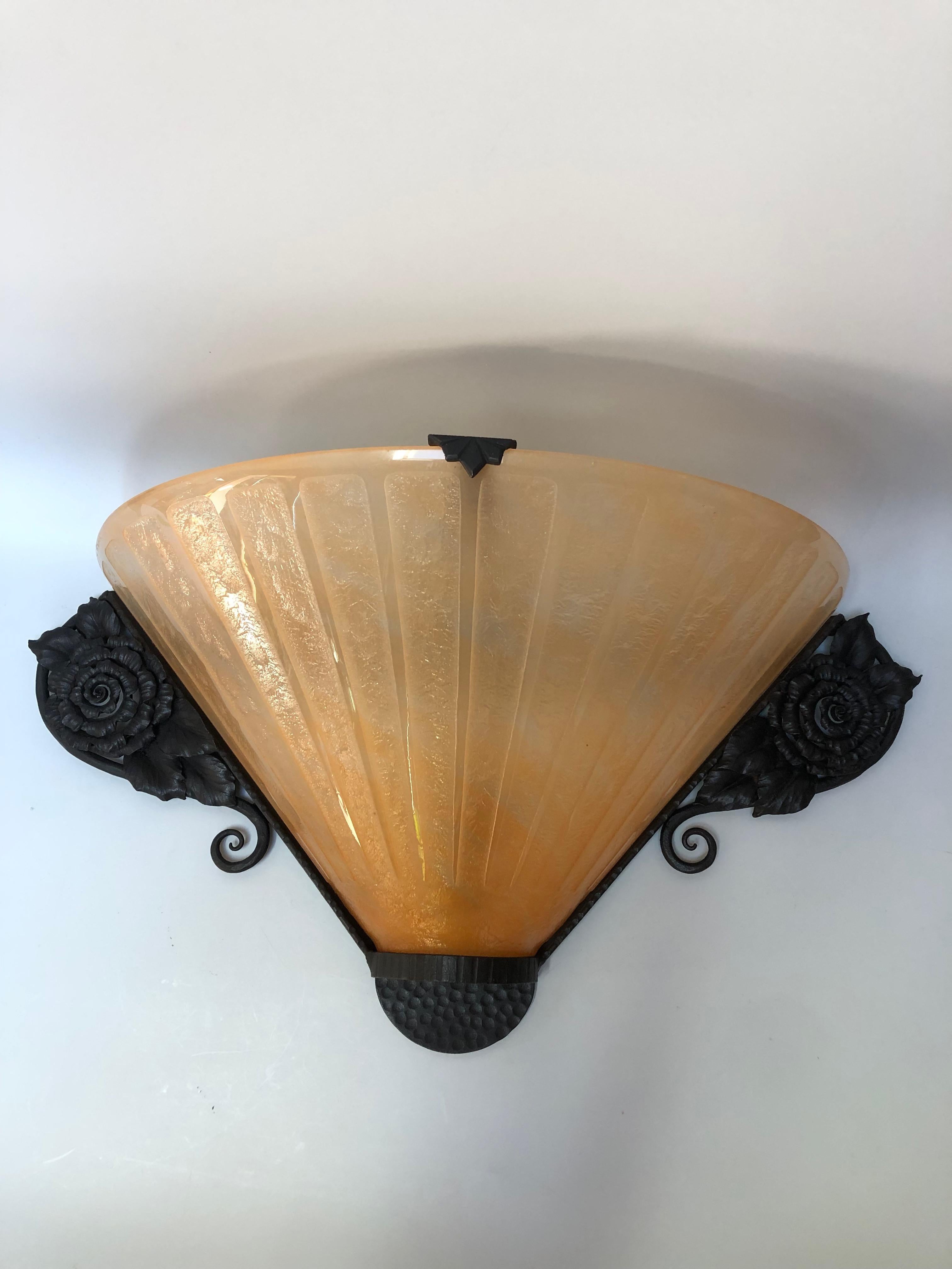 Daum Nancy, large wall lamp circa 1930.
Wrought iron mount attributed to Louis Katona.
Acid-etched Daum glassware, orange speckled signed Daum Nancy France.
Electrified and in perfect condition.

Total height: 25 cm
Width: 52cm
Depth: 22cm
Weight: 5