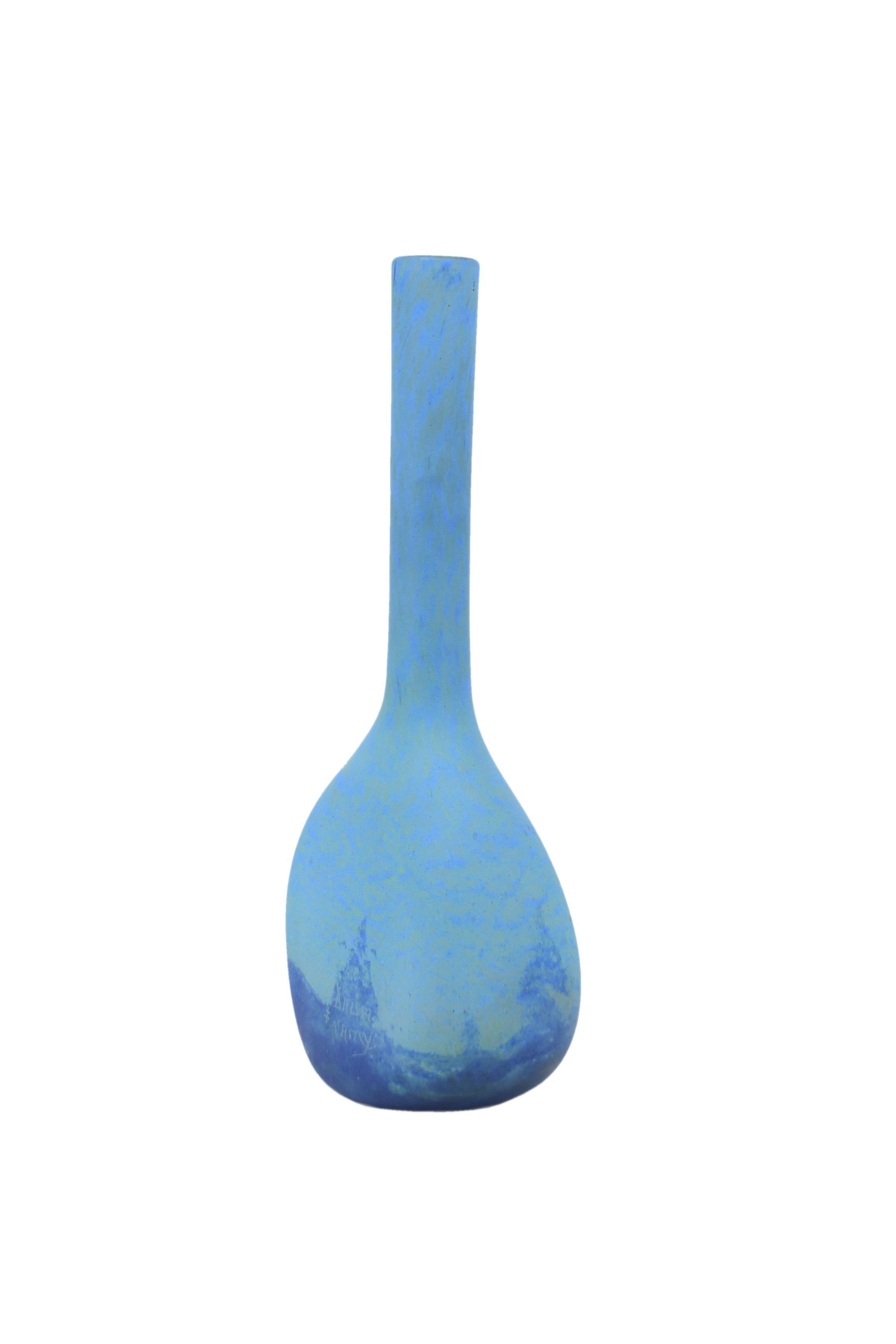 De la maison Daum à Nancy, un grand vase à long col et panse en verre soufflé Marmoreal bleu avec un très bel effet montagne et nuage.
Le vase est signé 