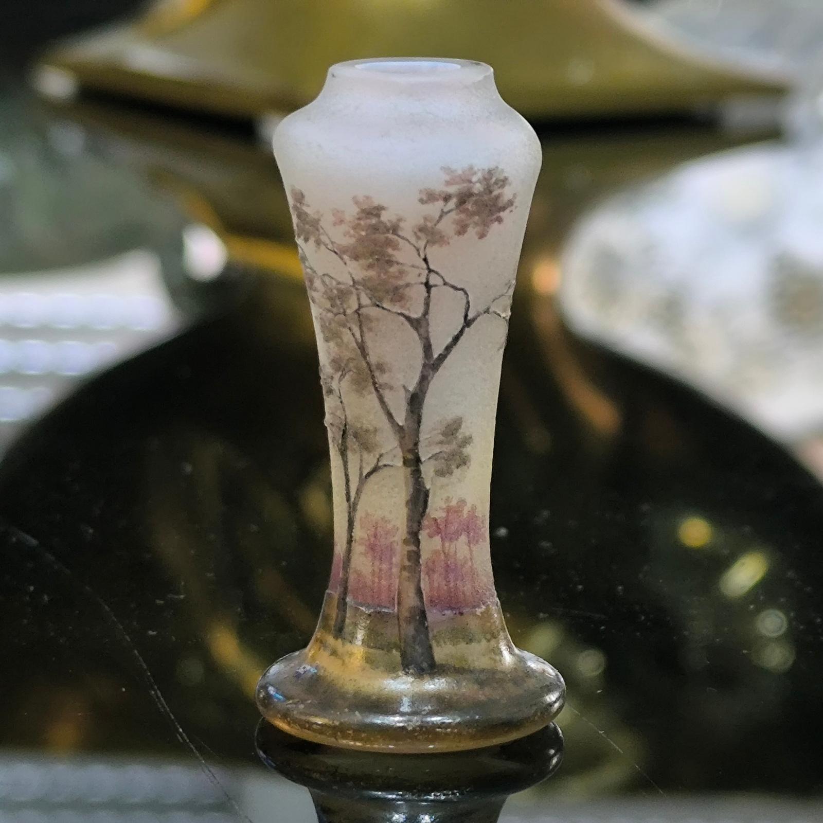 Il s'agit d'un vase miniature à double vitrage Daum Nancy 