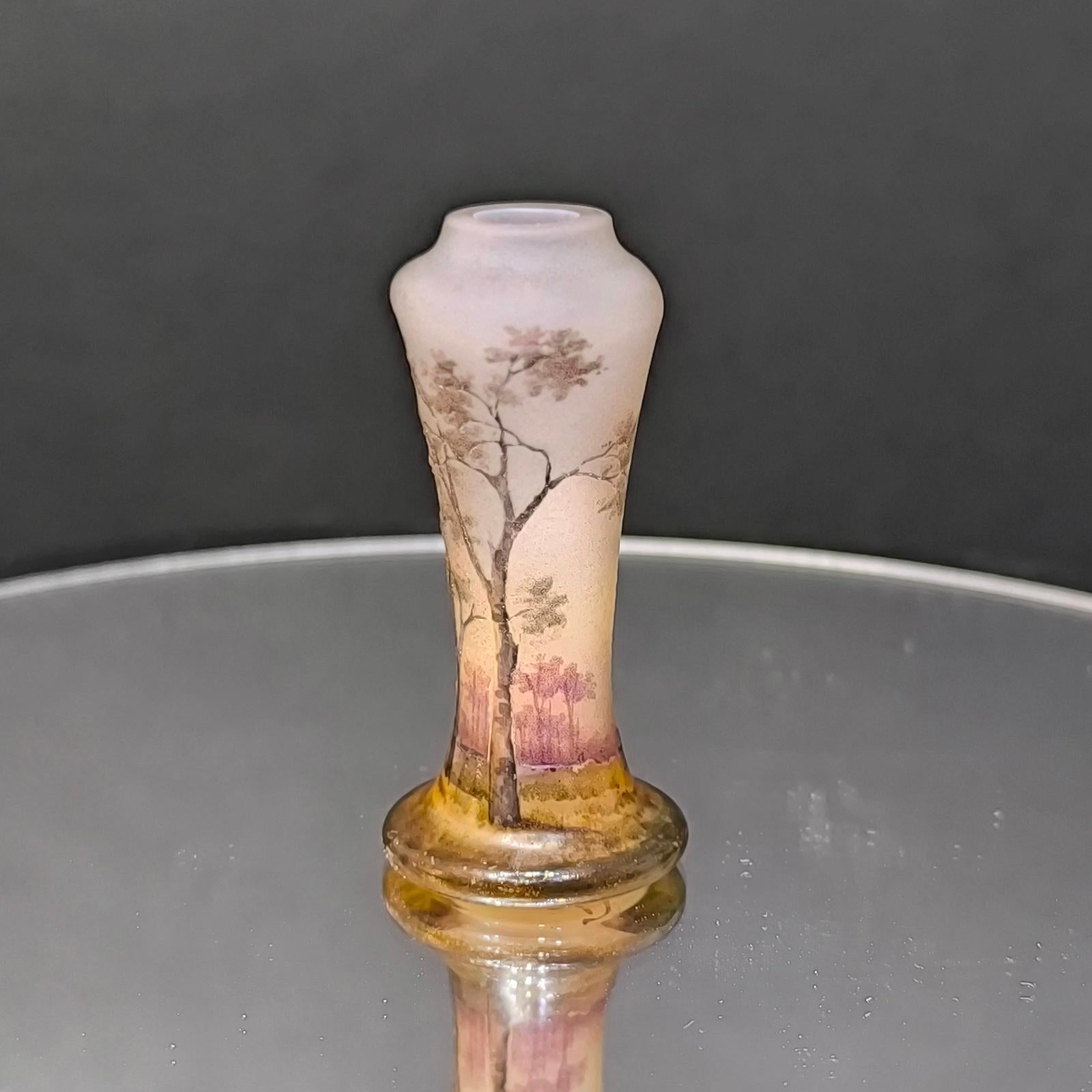 Buriné Daum Nancy, Vase miniature en verre à décor de bouleau, émail et camée, France 1900s en vente