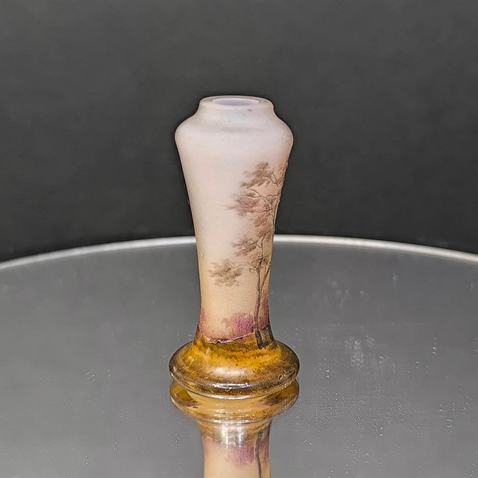 Verre Daum Nancy, Vase miniature en verre à décor de bouleau, émail et camée, France 1900s en vente