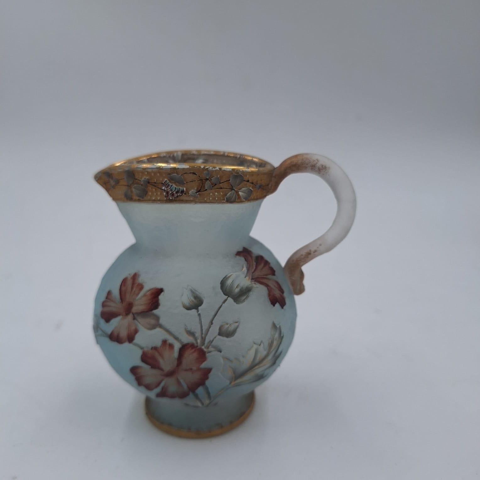 Brocca smaltata in miniatura Daum Nancy
Origine Francia Circa 1910
Artista Daum
stile art nouveau
miniatura smaltata con fiori
in perfette condizioni e senza restauri
Sulla base è firmata in oro da Daum
decorato con fiori
colori blu, azzurro e