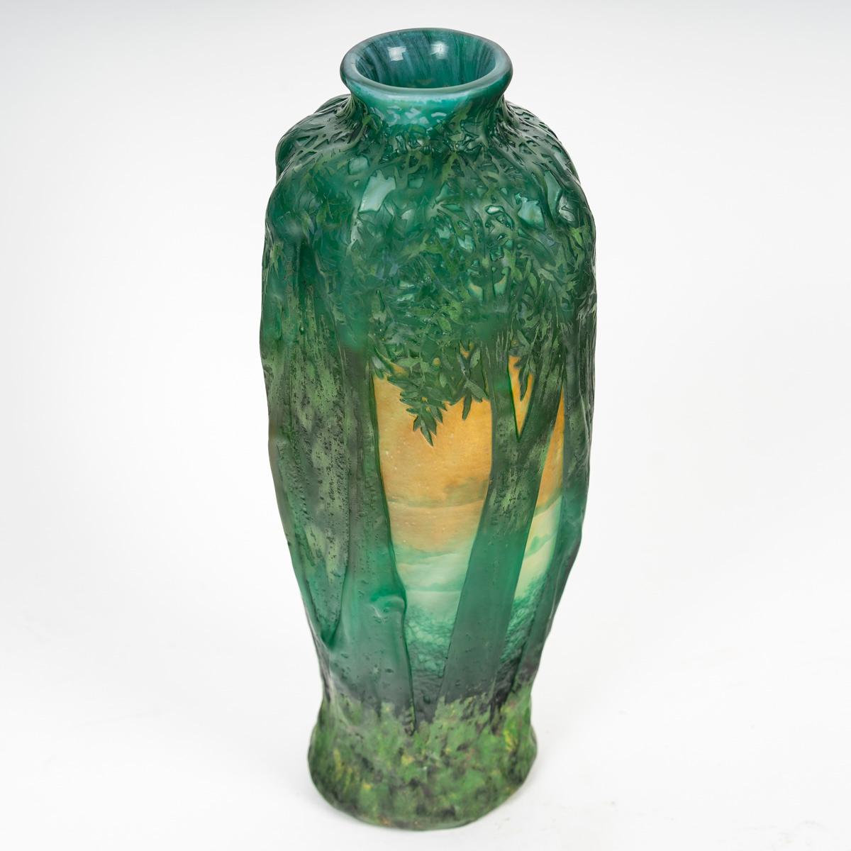 Daum Nancy - Molded Blown Vase Decorated With Trees And Landscape, Art Nouveau In Excellent Condition For Sale In NONANCOURT, FR