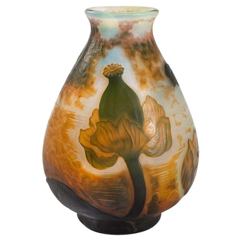Vase en verre camée « Nénuphars » de Daum Nancy