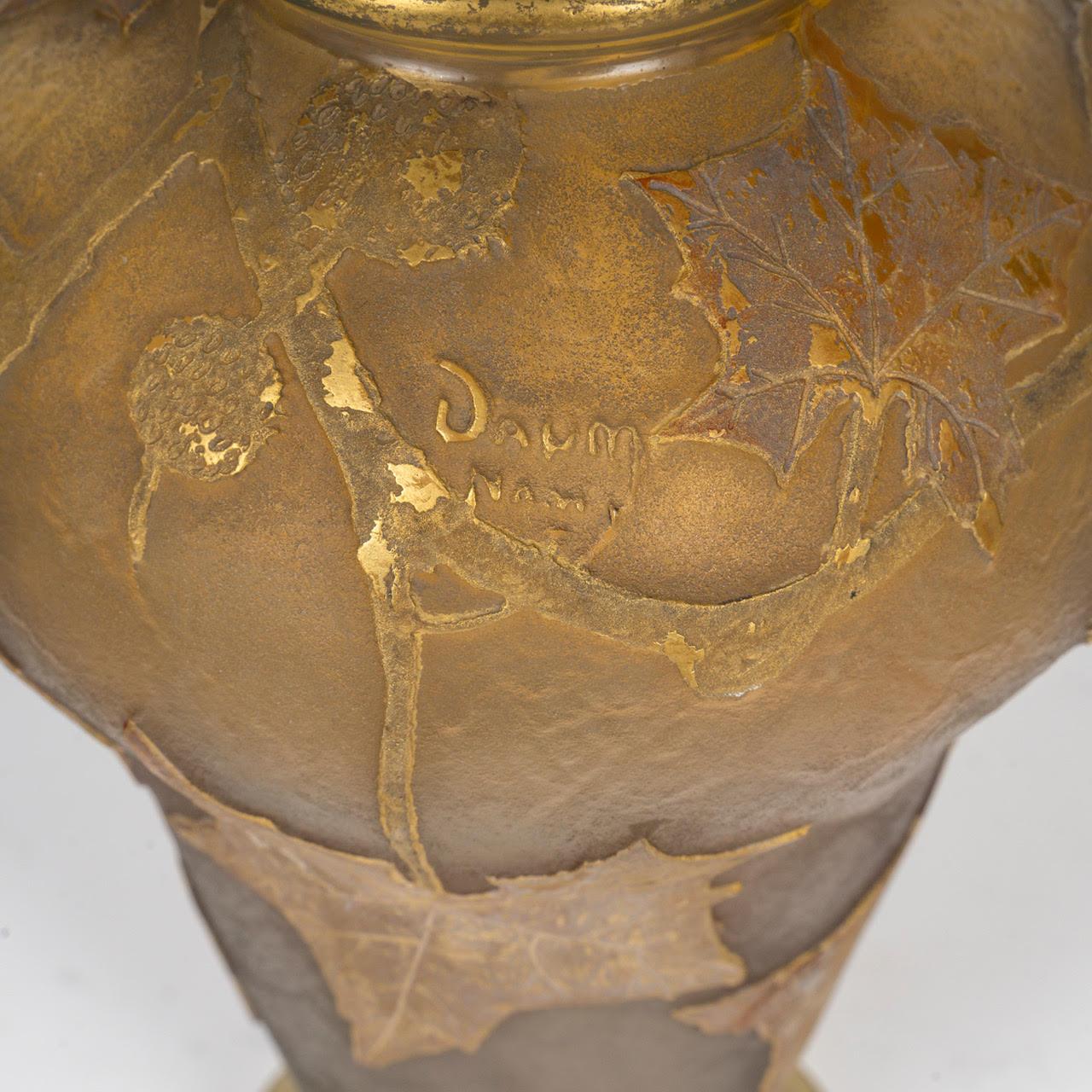 Daum, vaso in pâte de verre di Nancy, inizio XX secolo, Art Nouveau.

Un vaso Art Nouveau di Daum, Nancy, 1900, in pâte de verre inciso all'acido.
H. 27cm, P. 18cm