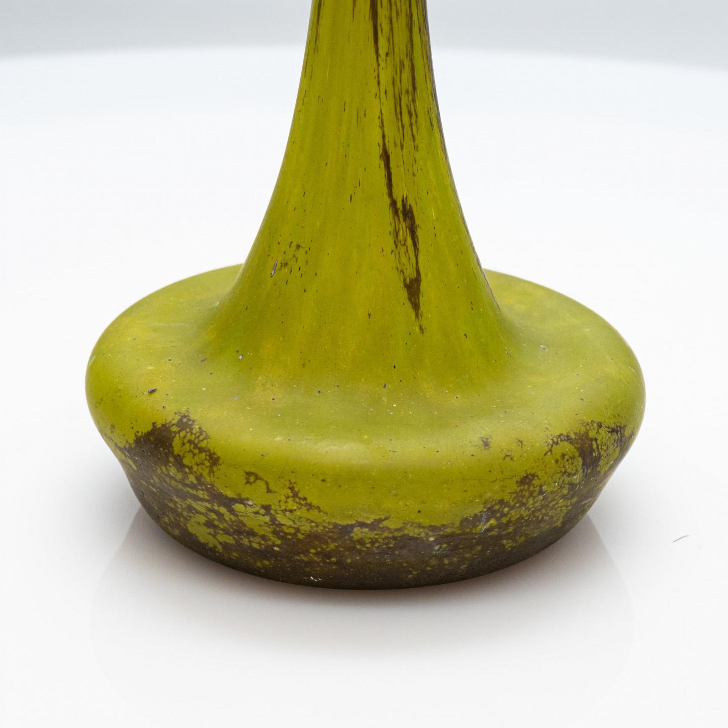 Vaso Soliflores firmato Daum Nancy, inciso all'acido in verde oliva e marrone, Francia, 1905 in vendita 2