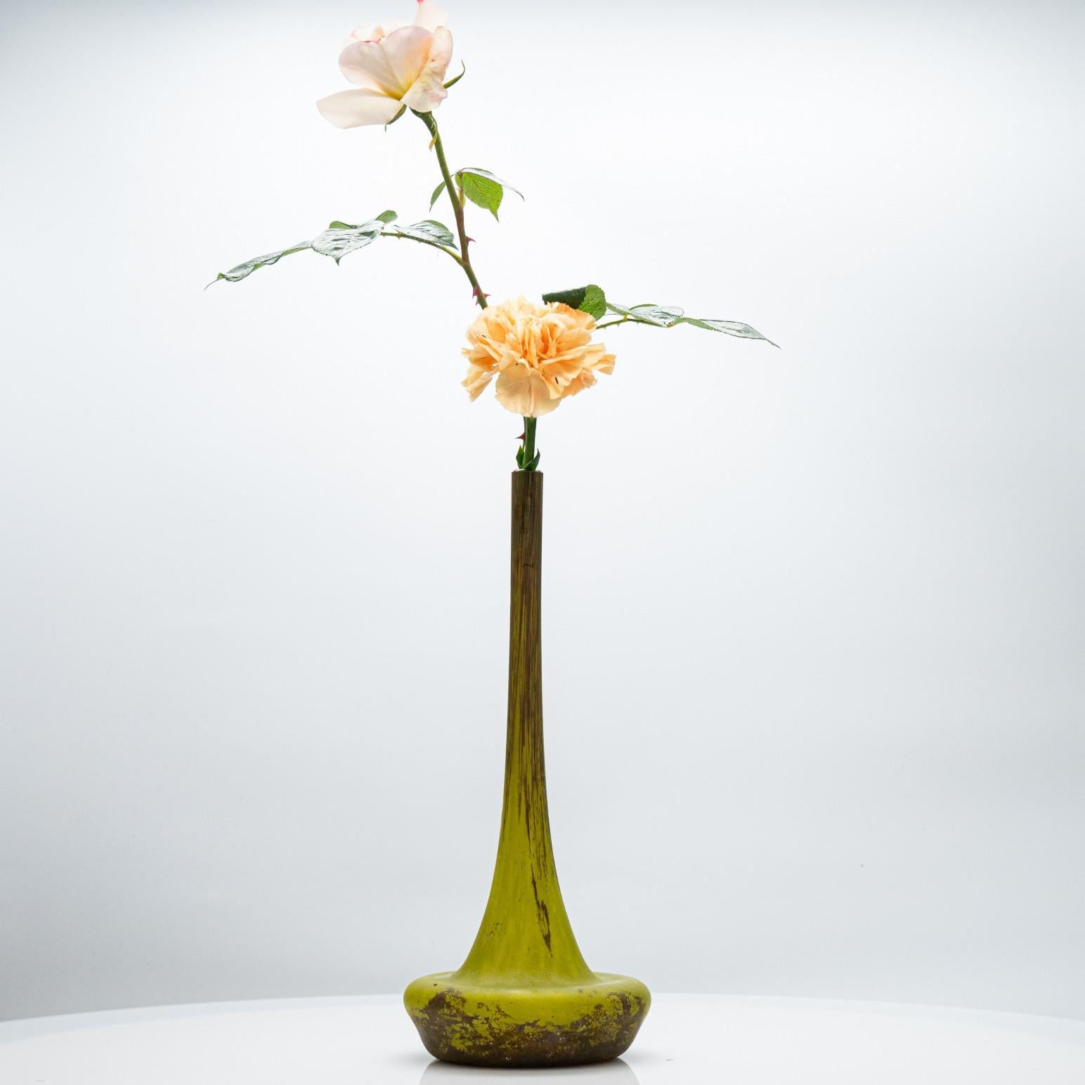 Art Nouveau Vaso Soliflores firmato Daum Nancy, inciso all'acido in verde oliva e marrone, Francia, 1905 in vendita
