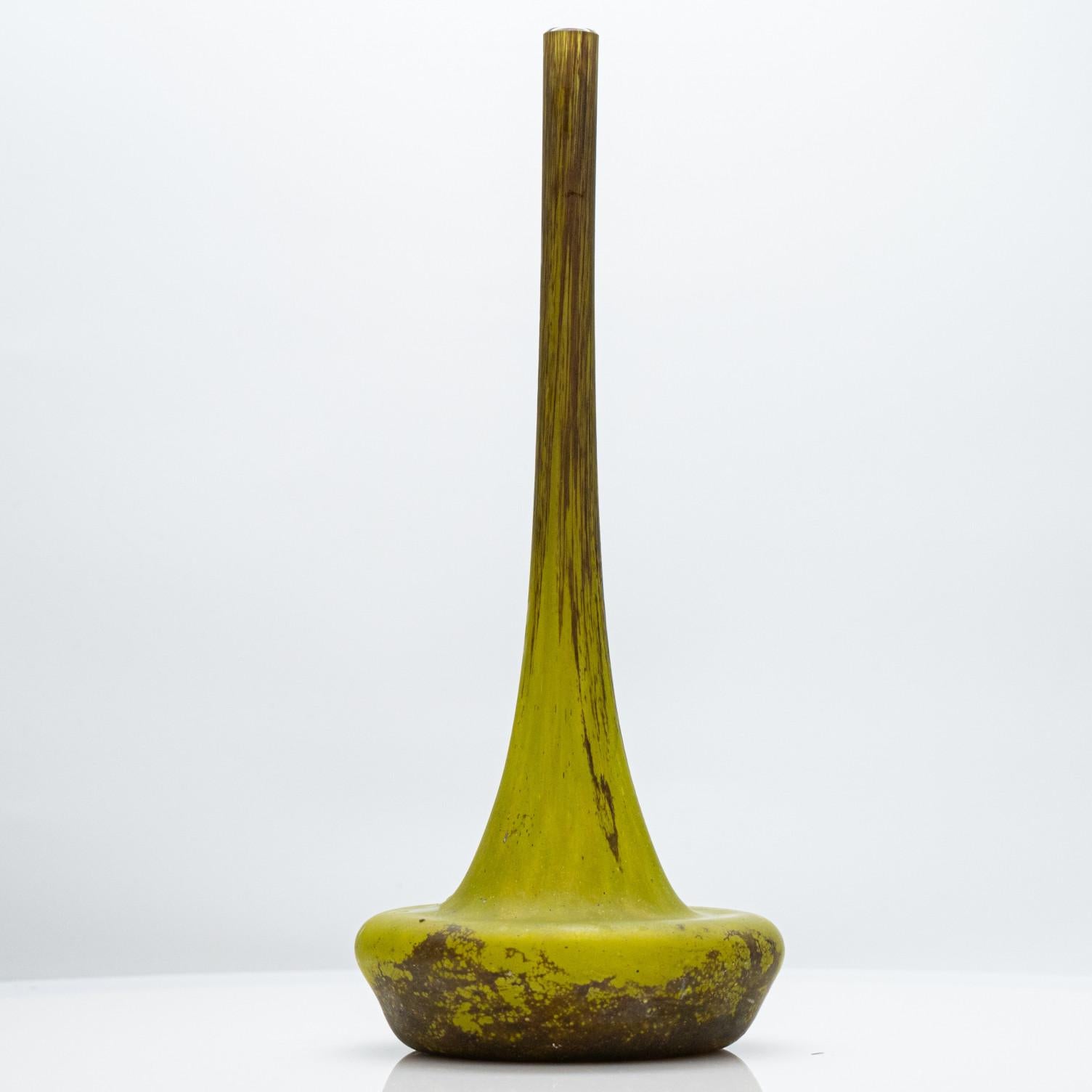 Vaso Soliflores firmato Daum Nancy, inciso all'acido in verde oliva e marrone, Francia, 1905 In condizioni buone in vendita a Rijssen, NL