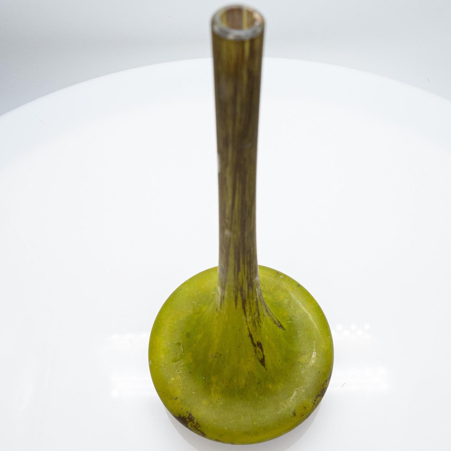 Inizio XX secolo Vaso Soliflores firmato Daum Nancy, inciso all'acido in verde oliva e marrone, Francia, 1905 in vendita