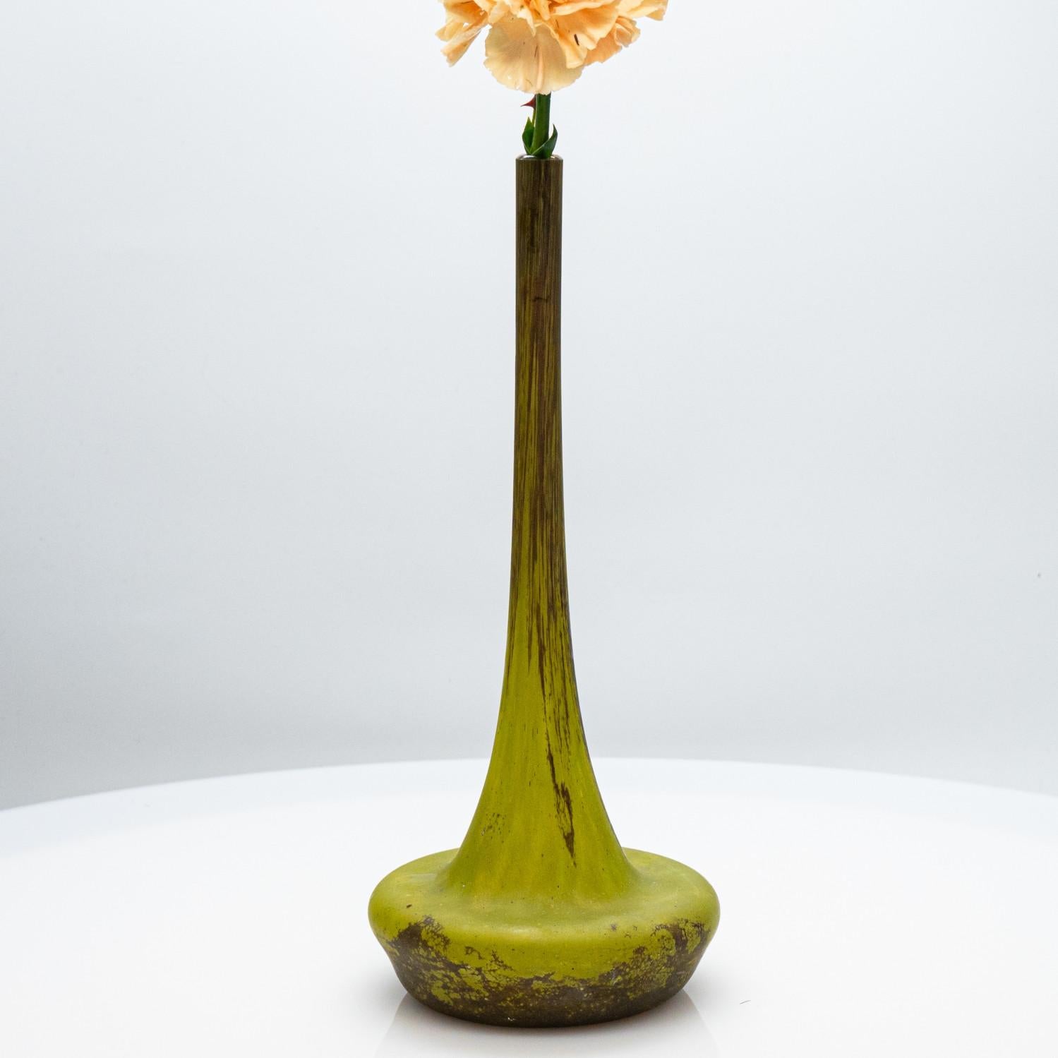 Vaso Soliflores firmato Daum Nancy, inciso all'acido in verde oliva e marrone, Francia, 1905 in vendita 1