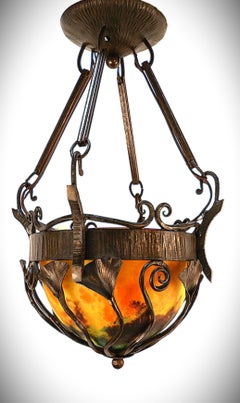 Lustre suspendu en verre soufflé et fer de Daum, style Nancy