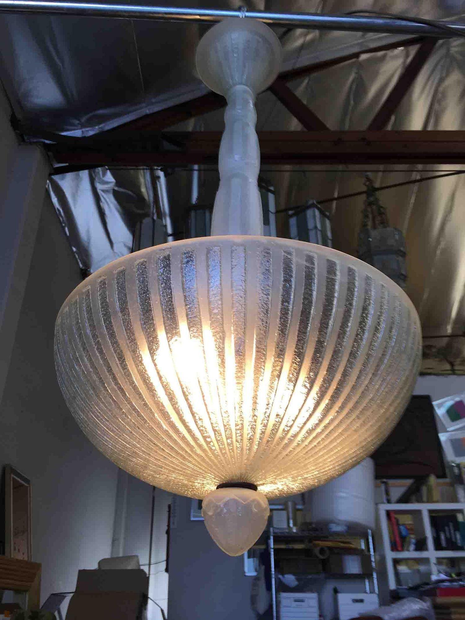 Lampadario Art Deco in vetro smerigliato di grande stile, ispirato a Daum Nancy, con un corpo in vetro smerigliato e rigato che riprende i lampadari in vetro francese degli anni '20.