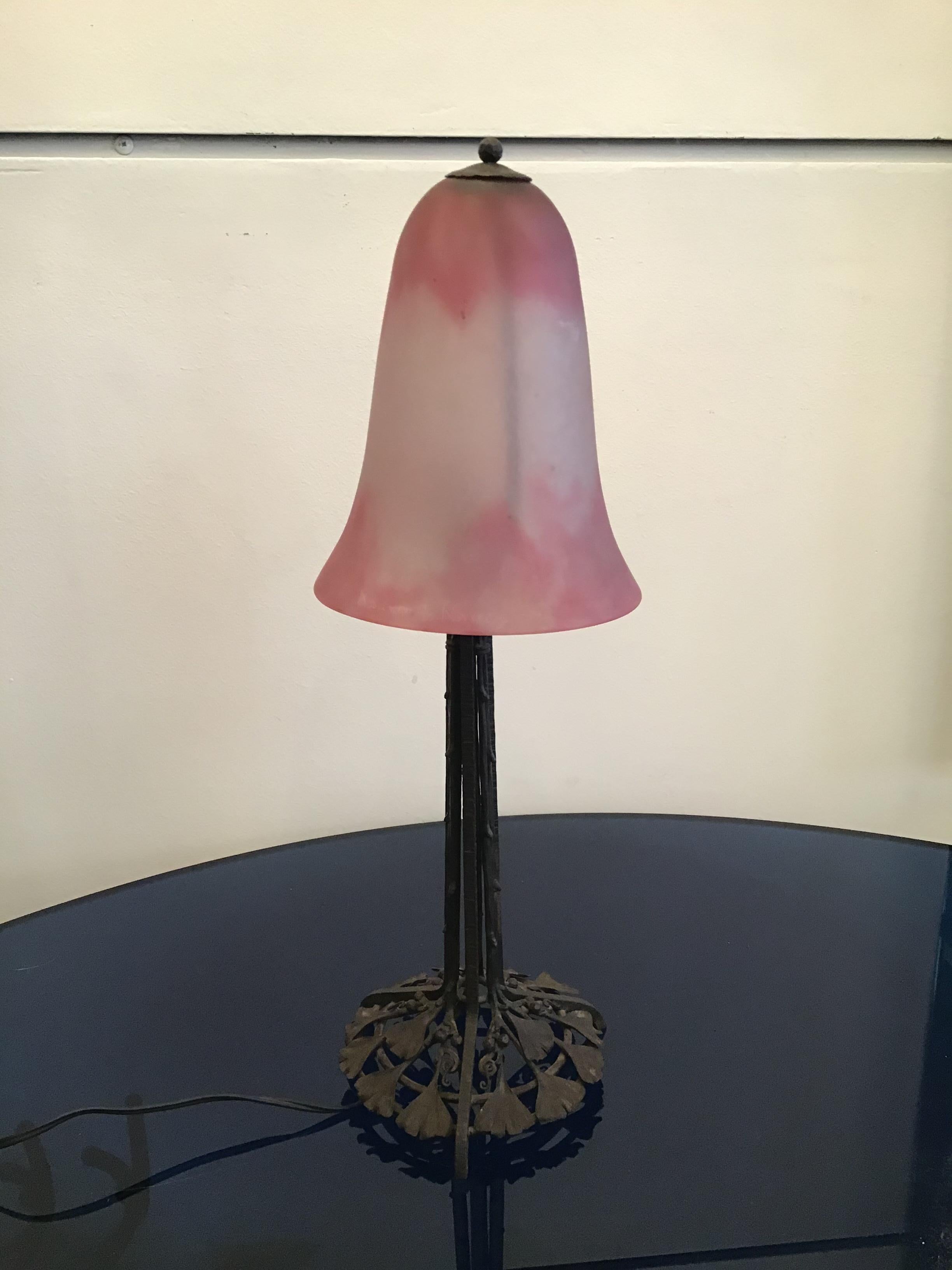 Lampe de bureau Daum Nancy en verre soufflé et fer forgé, France, 1910 en vente 4