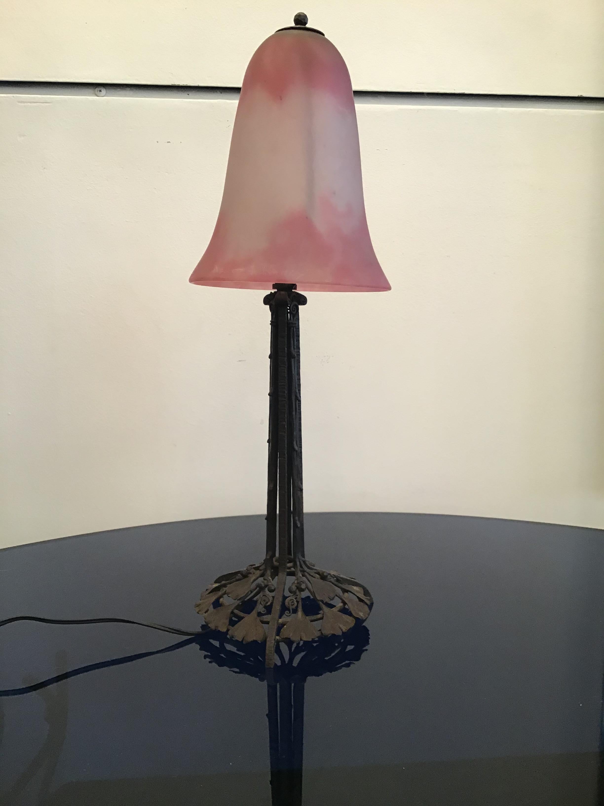 Lampe de bureau Daum Nancy en verre soufflé et fer forgé, France, 1910 en vente 6