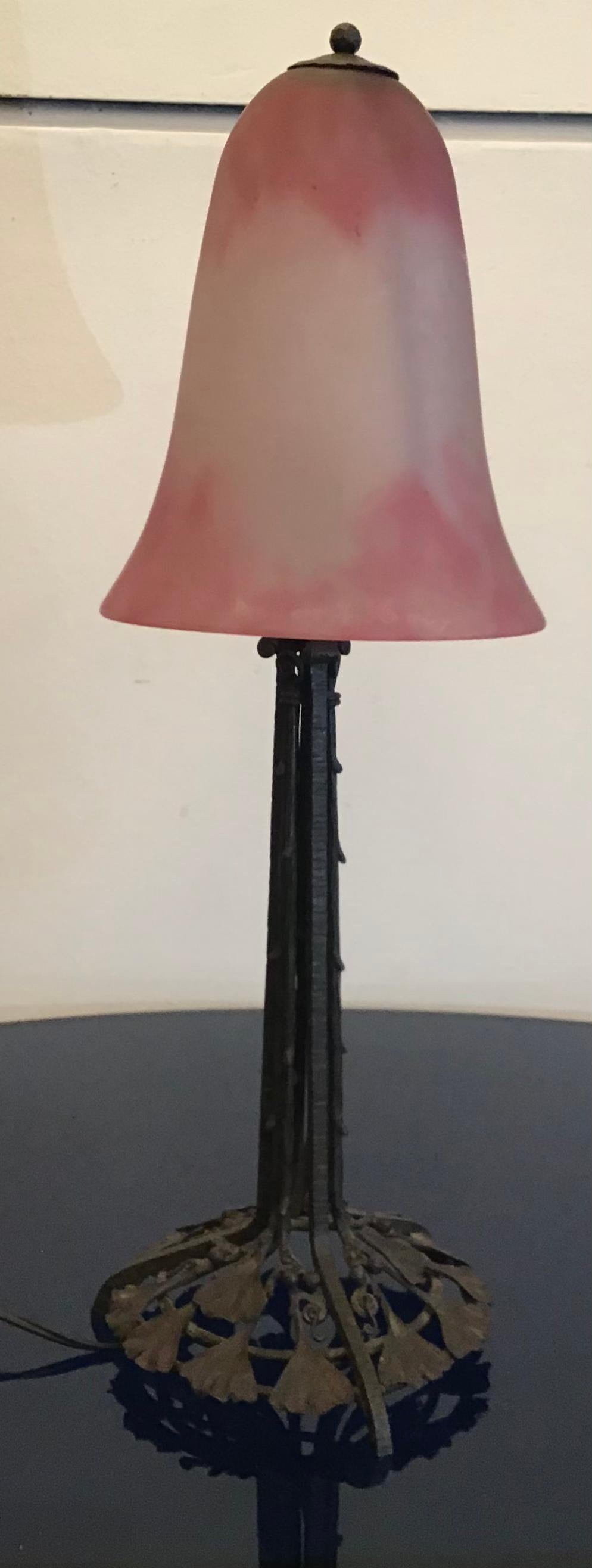 Verre Lampe de bureau Daum Nancy en verre soufflé et fer forgé, France, 1910 en vente