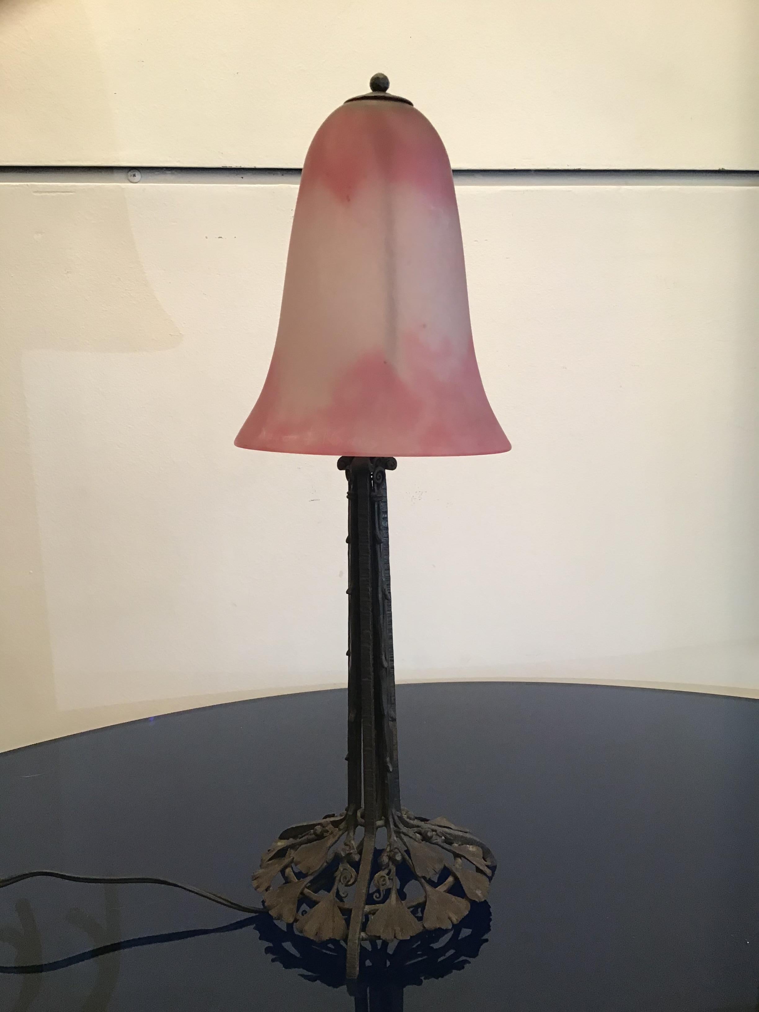 Daum Nancy Lámpara de mesa Vidrio soplado Hierro forjado 1910 Francia en venta 2