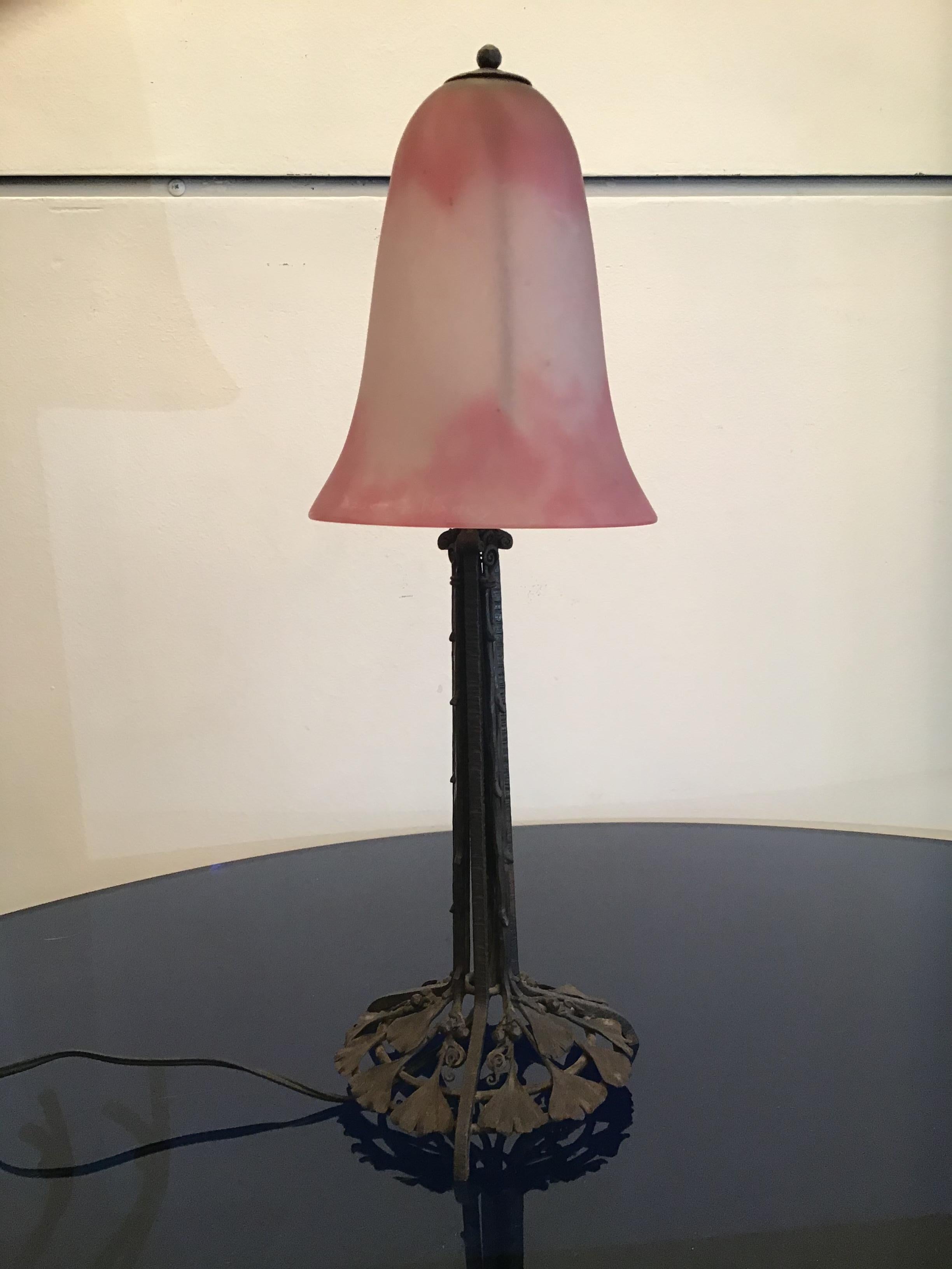 Lampe de bureau Daum Nancy en verre soufflé et fer forgé, France, 1910 en vente 2