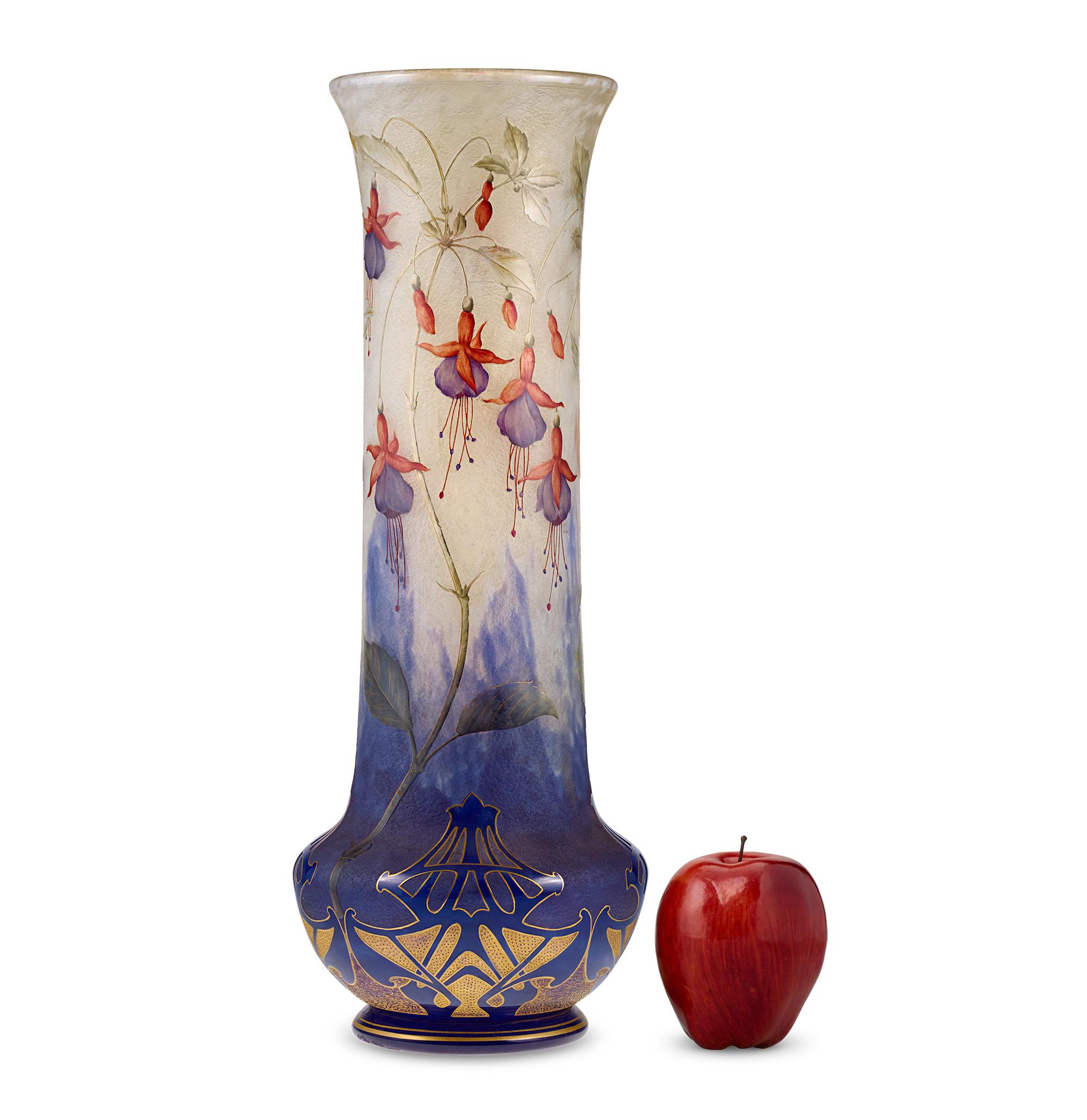 Vaso alto fucsia
Daum Nancy
Circa 1900

Questo monumentale vaso Daum Nancy è un capolavoro dell'arte vetraria Art Nouveau, creato intorno alla fine del secolo. Con la sua base incolore ricoperta di polvere blu e bianca, il vaso presenta intricate