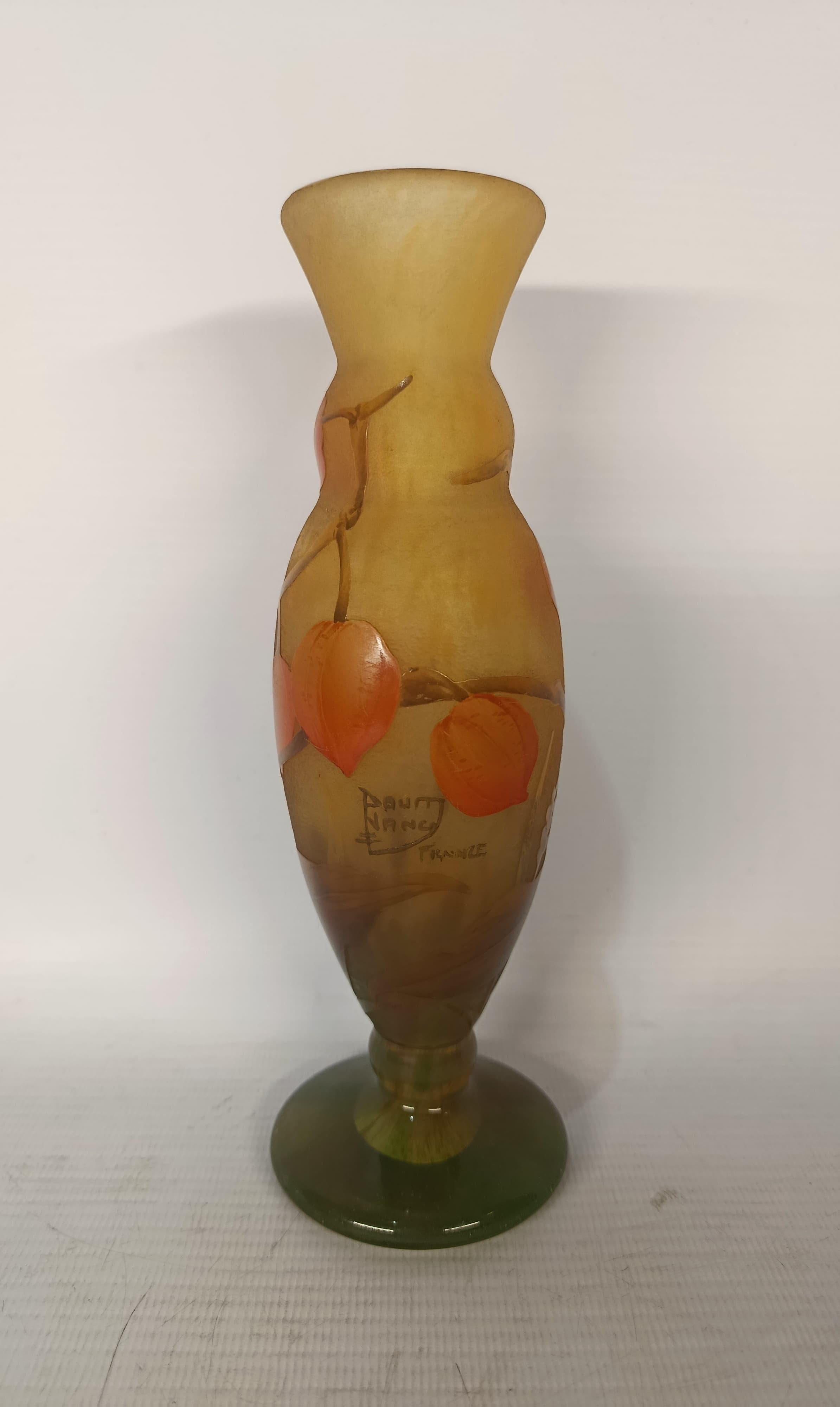 Stile Art Nouveau
Origine: Francia
Decorato con foglie verdi e frutti arancioni (smaltati)
Ottime condizioni (qualche usura naturale dovuta all'uso)
Vetro cammeo con smalto
Circa 1900
Firmato dall'artista e con la Croce di Lorrain.
Misure: 19 x 7 x