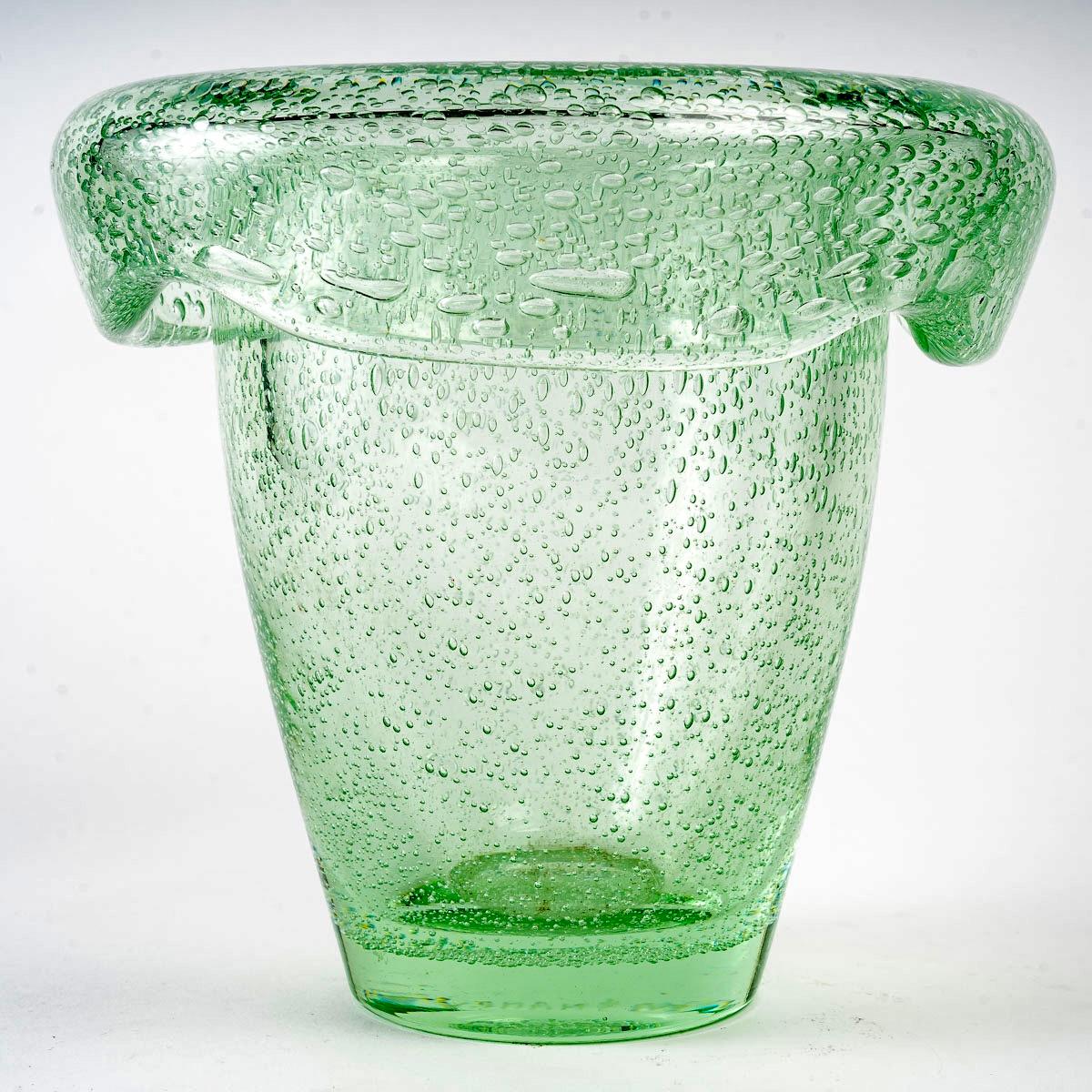 Vase made in green bubbled glass with upturned rim by Daum Nancy.
Engraved signature on base.

Perfect condition. 
Very impressive model with work on rim.

Measures: height: 25 cm
diameter at rim: 27 cm.