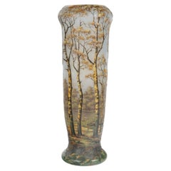 Daum, Nancy. Vase mit einem Motiv einer bewaldeten Seenlandschaft