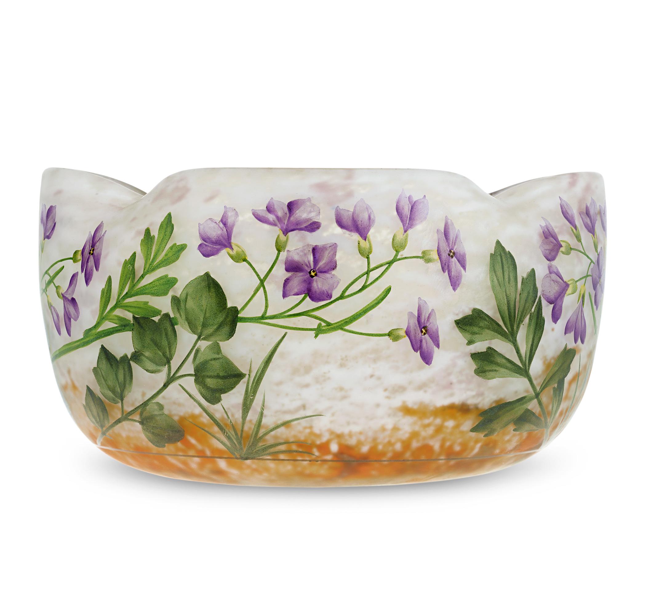 Bol violet
Daum Nancy
Circa 1905

Cette exquise coupe en verre dépoli de Daum Nancy incarne l'élégance du mouvement Art nouveau avec ses motifs floraux complexes. Le bol présente de délicates violettes avec des feuilles vertes, chacune peinte en