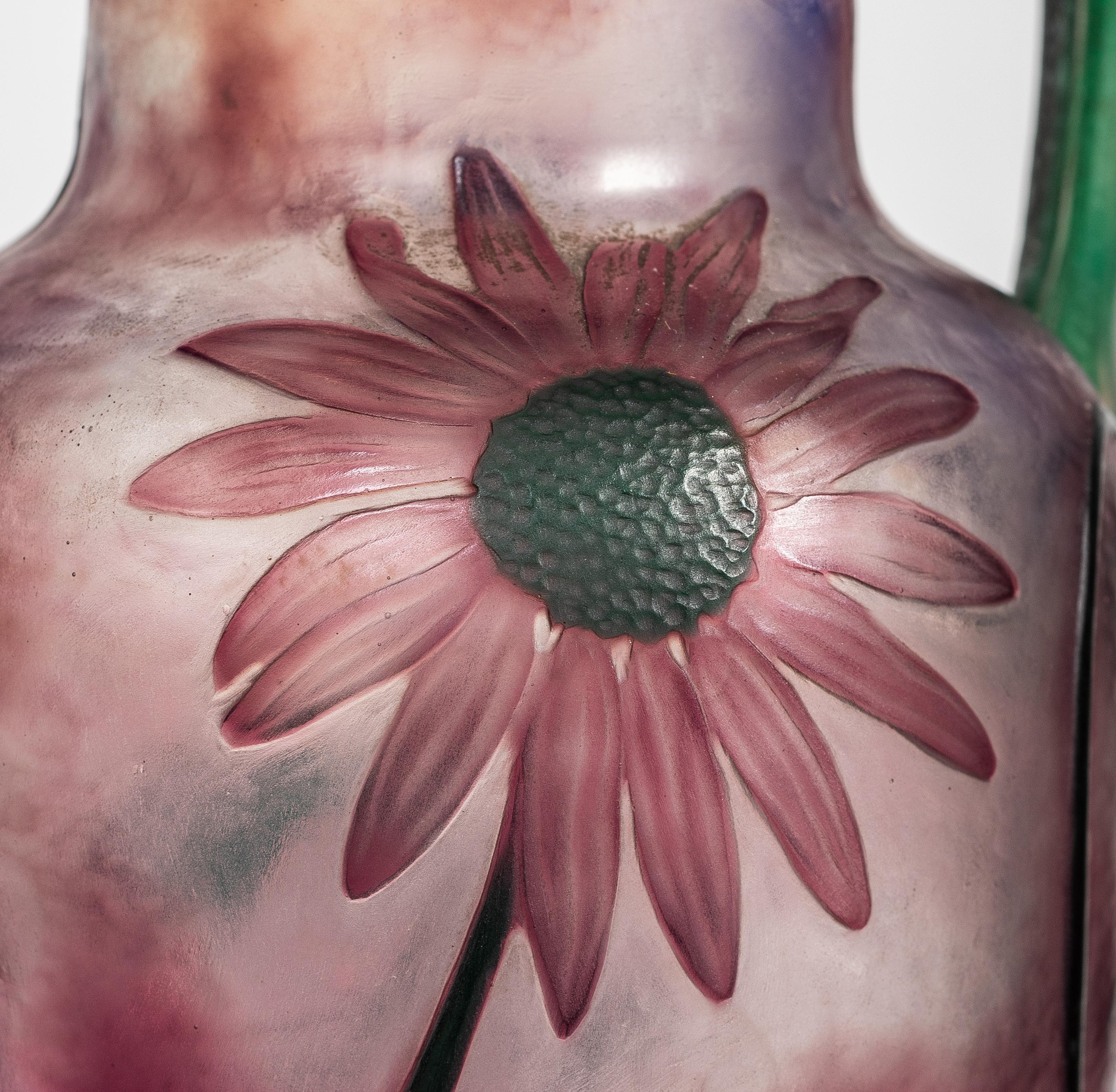 Vase à deux poignées Daum Nancy en verre martelé et camée sculpté à la roue Bon état - En vente à West Palm Beach, FL