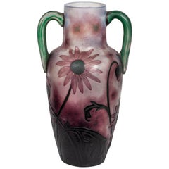 Vase mit zwei Henkeln aus geschnitztem Kamee- und Martele-Glas von Daum Nancy