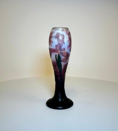 Vase à bourgeons camée sculpté sur roue de Daum Nancy, datant d'environ 1900