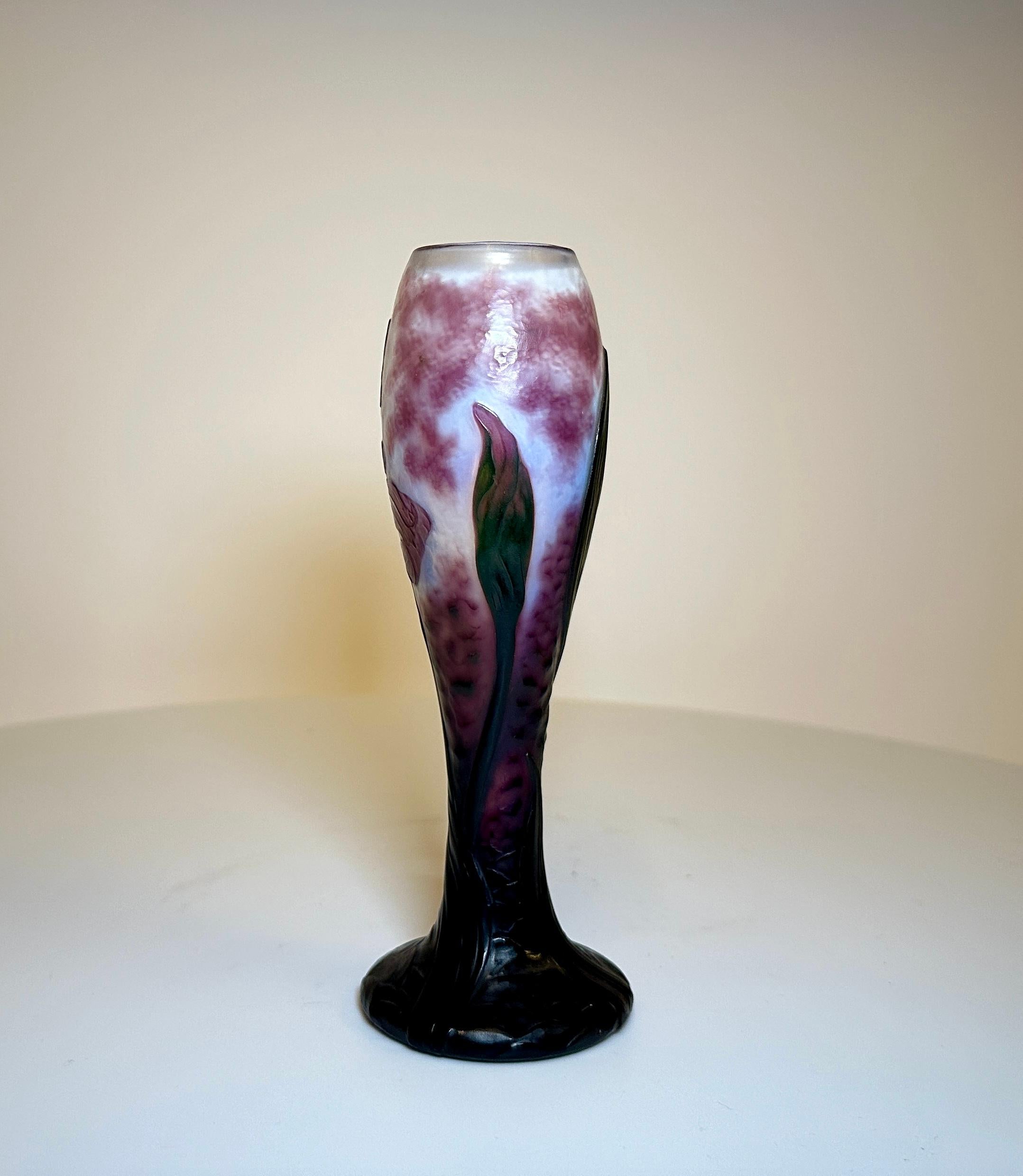 Geschnitzte Kamee-Knospenvase von Daum Nancy, um 1900 (Französisch) im Angebot