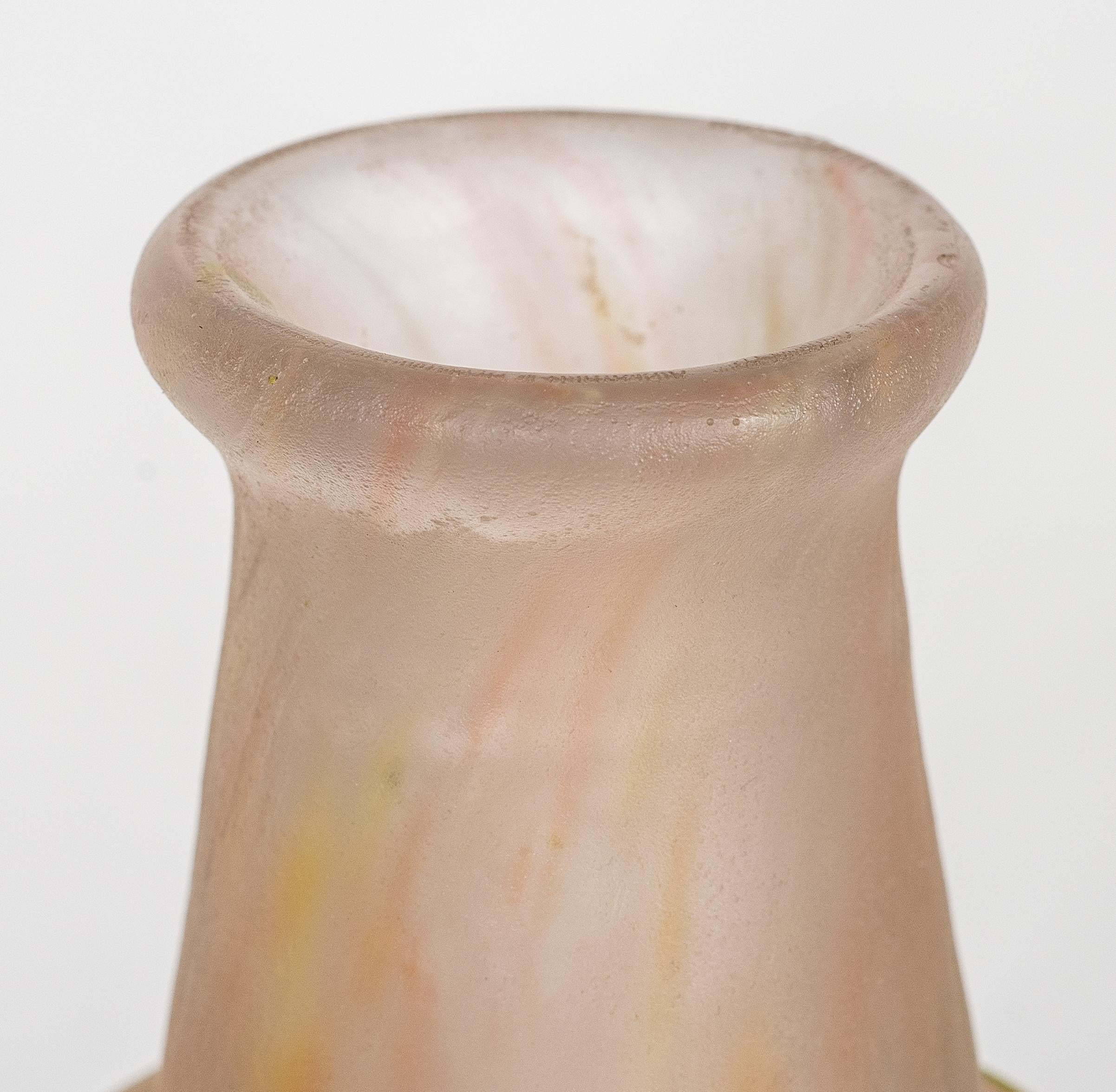 Vase en verre camée sculpté à la roue avec fleurs appliquées de Daum Nancy Bon état - En vente à West Palm Beach, FL