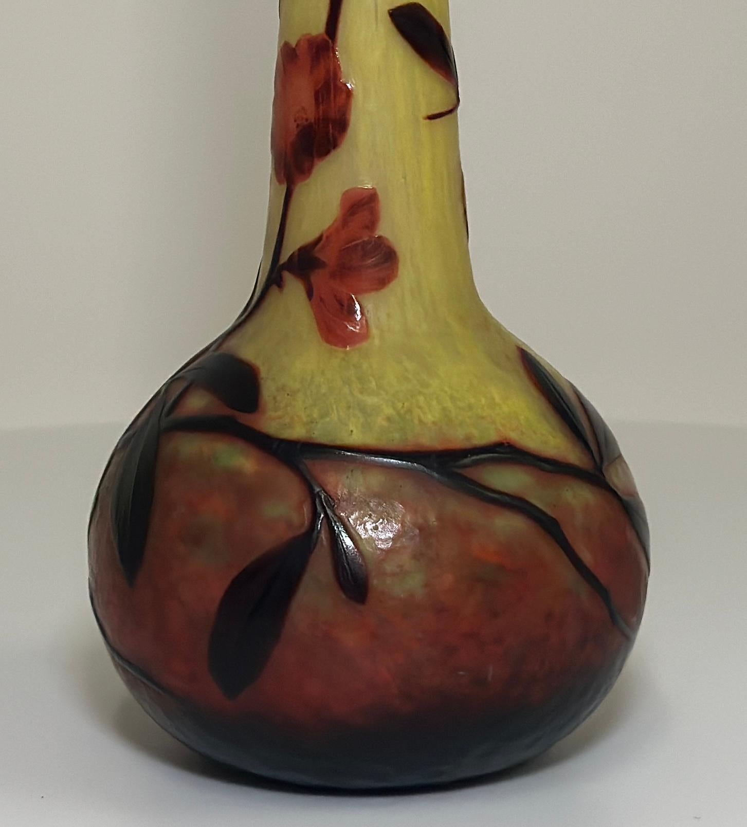 Vase en camée sculpté à la roue de Daum Nancy, vers 1900.
