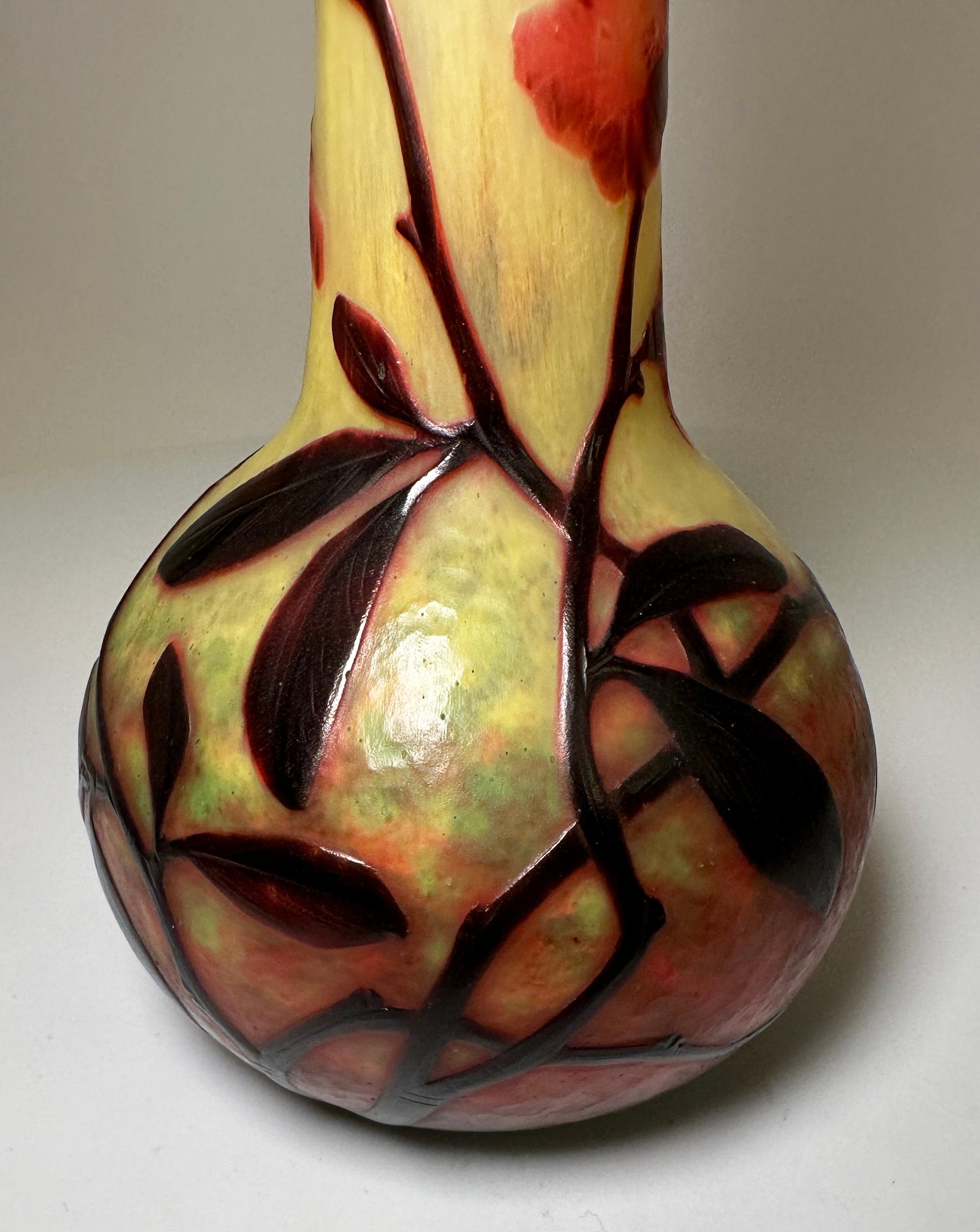Daum Nancy Vase camée sculpté à la roue, vers 1900 Excellent état - En vente à New York, NY