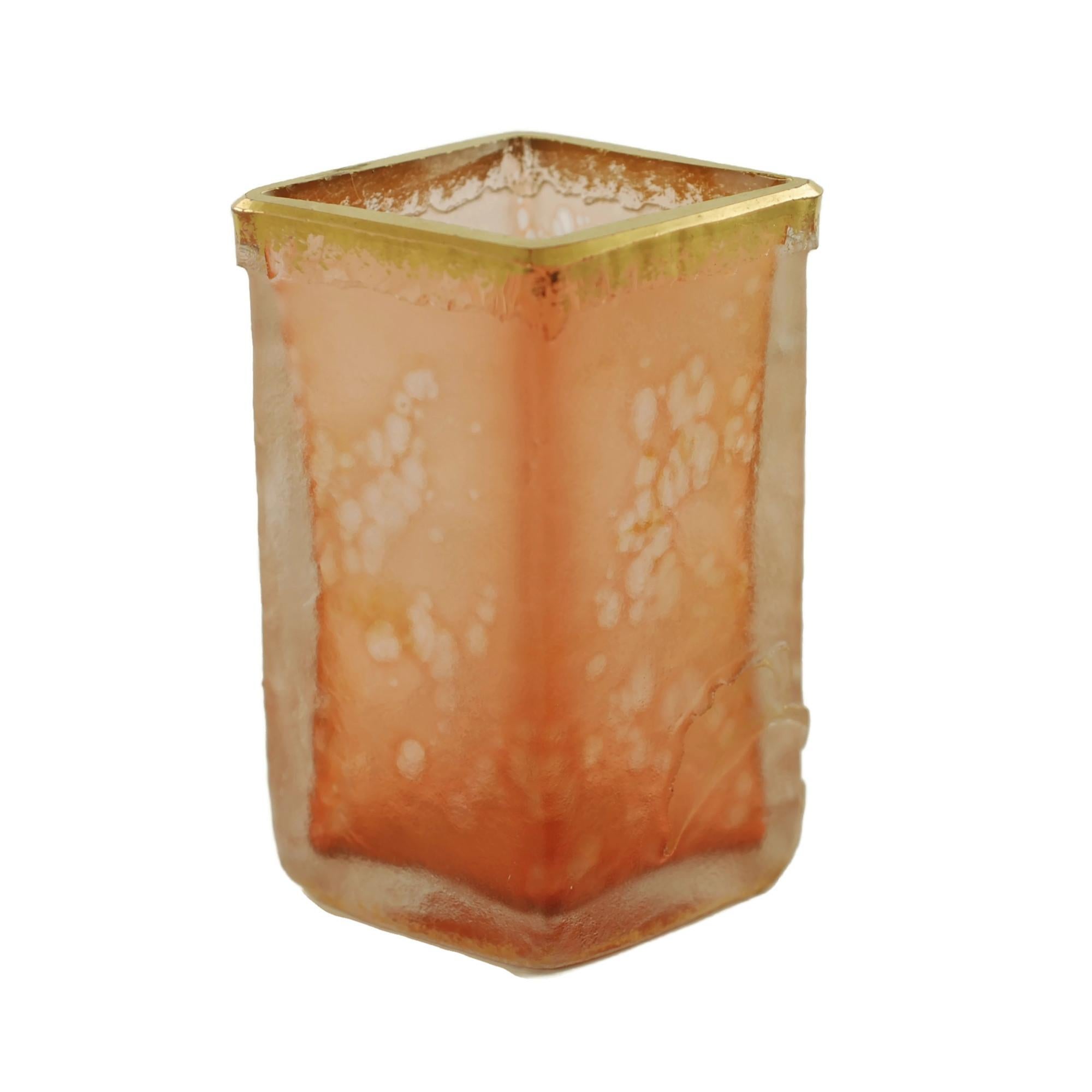 Ce vase en verre d'art français de Daum Nancy a été réalisé sous la forme d'un gobelet en forme de diamant, avec une couleur rose tachetée et des accents dorés. L'extérieur de la pièce présente un décor détaillé sculpté à la roue, composé d'une