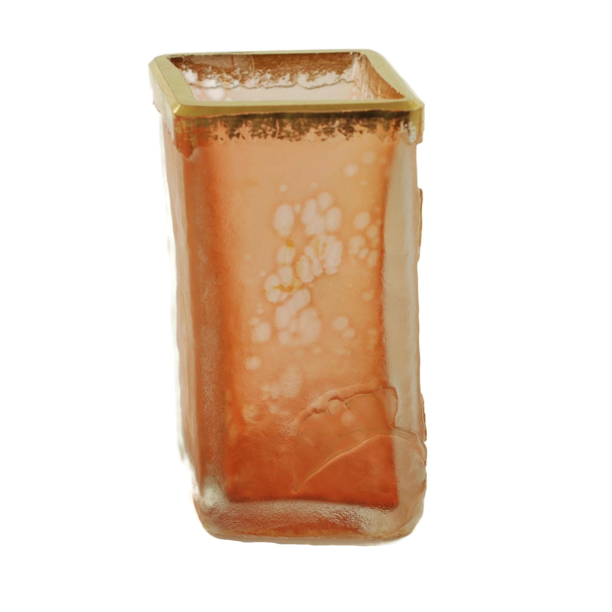 Art nouveau Vase gobelet taillé à la roue avec motif de cyclamen Daum Nancy en vente