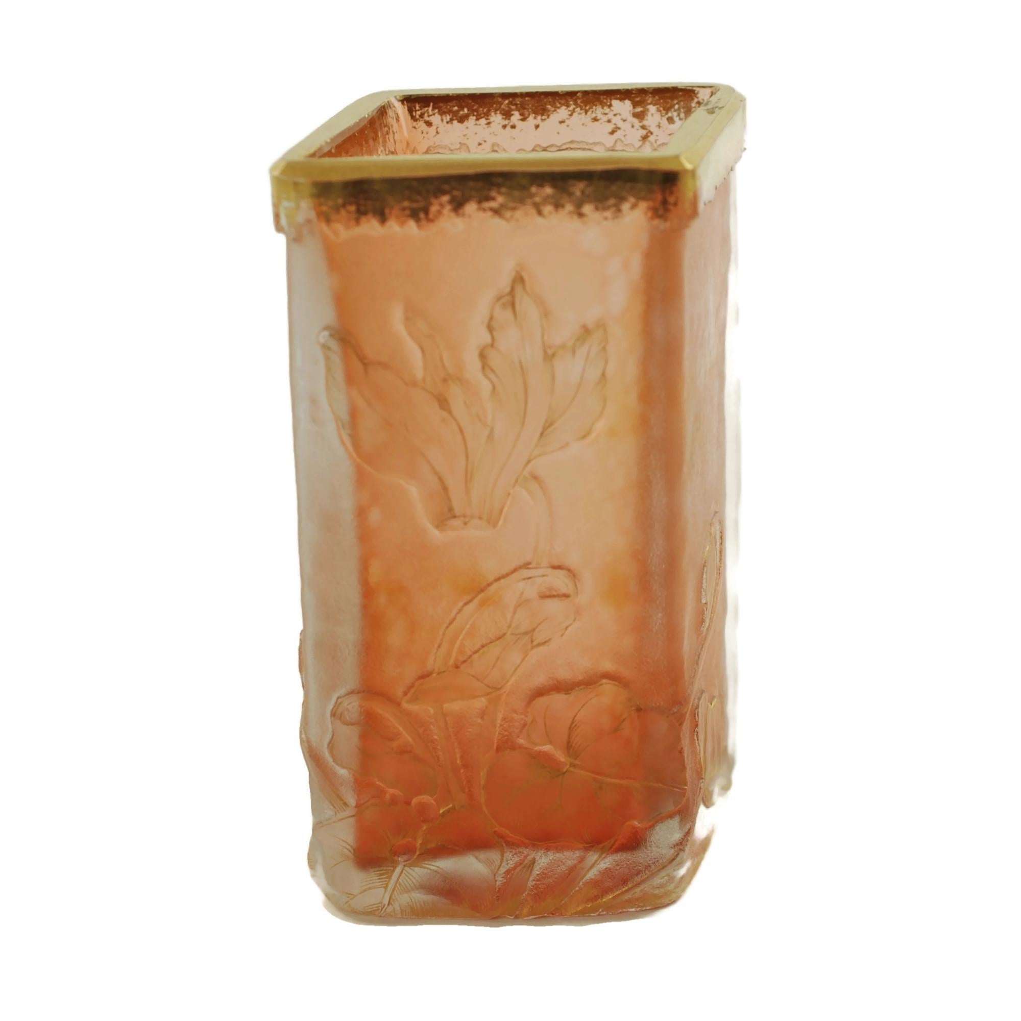 Français Vase gobelet taillé à la roue avec motif de cyclamen Daum Nancy en vente