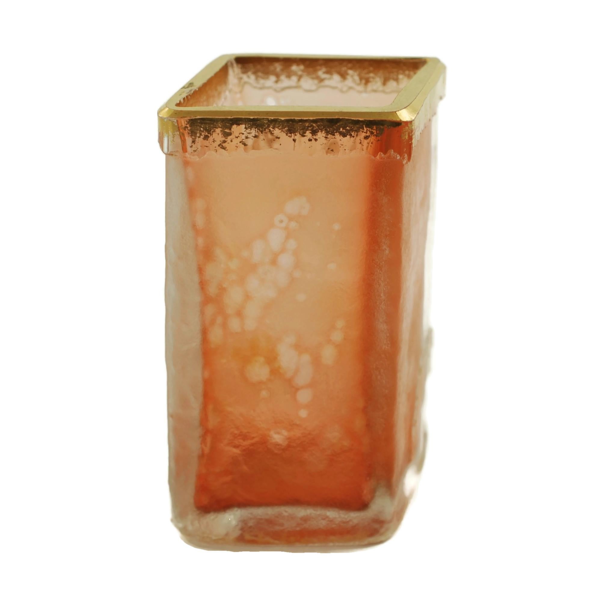 Vase gobelet taillé à la roue avec motif de cyclamen Daum Nancy Bon état - En vente à Cincinnati, OH