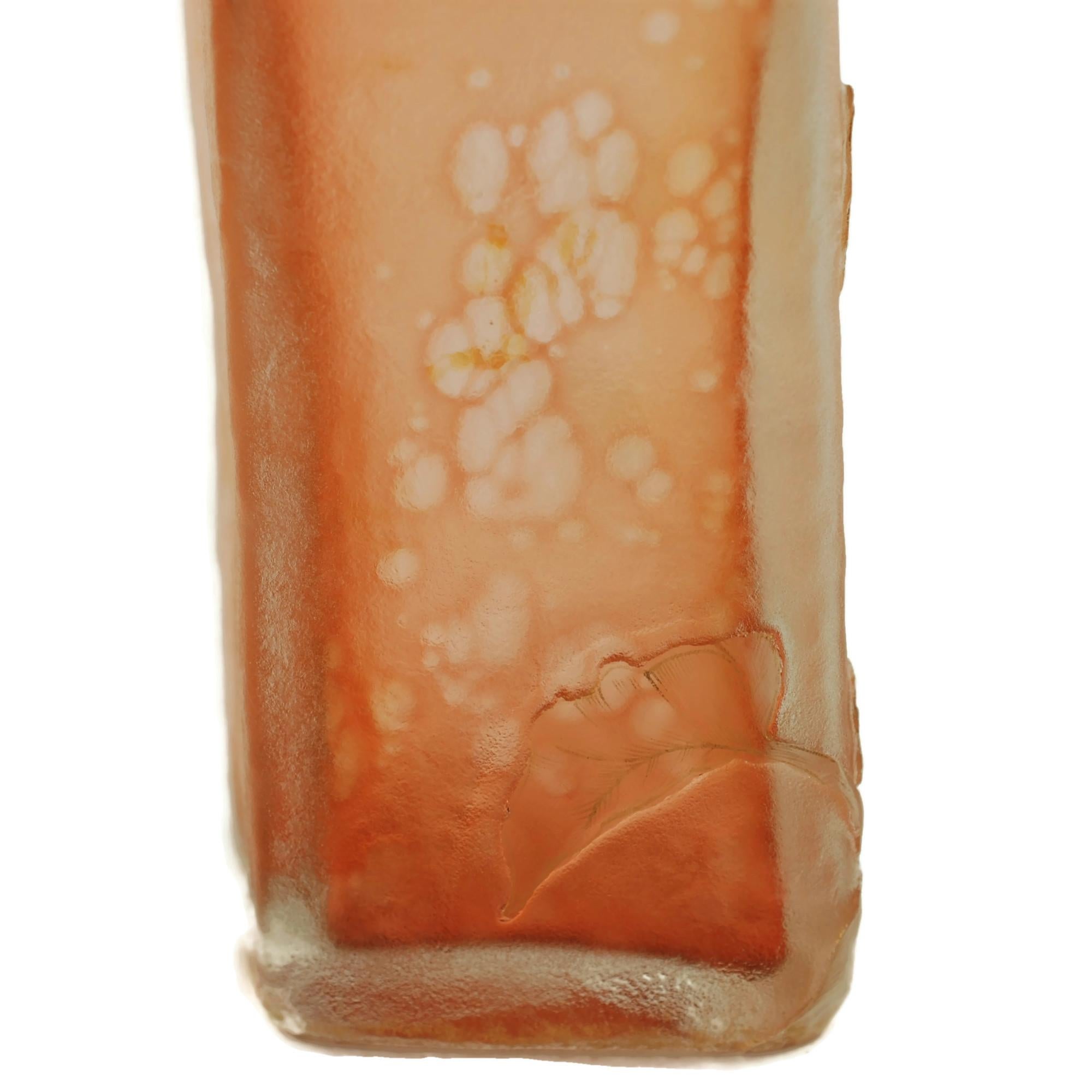 Verre Vase gobelet taillé à la roue avec motif de cyclamen Daum Nancy en vente