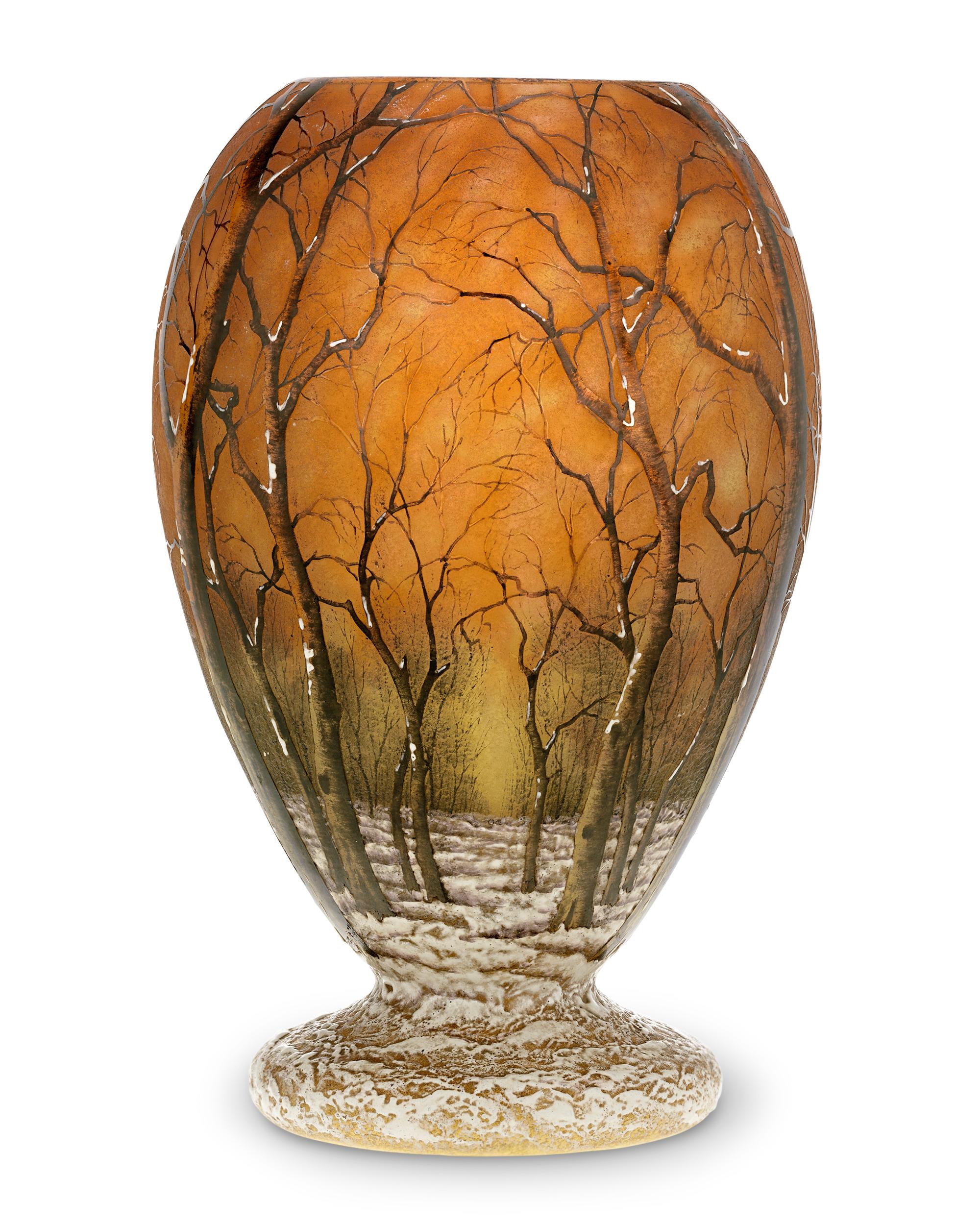Vaso per paesaggi invernali
Daum Nancy
Circa 1920

Questo squisito vaso cammeo di Daum Nancy, noto come 