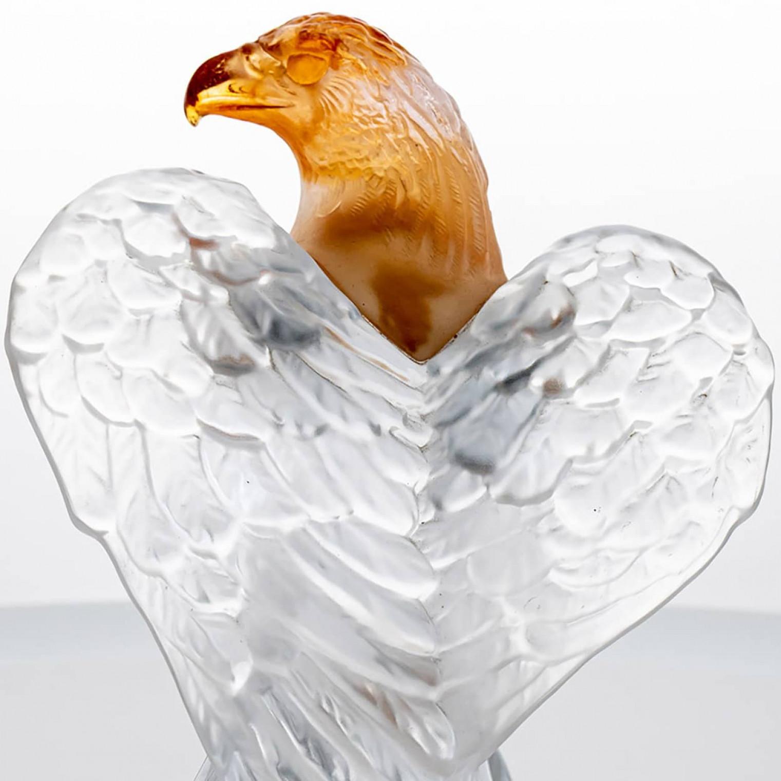 Mid-Century moderno Scultura di aquila in cristallo trasparente Daum Orange Pate de Verre, Francia