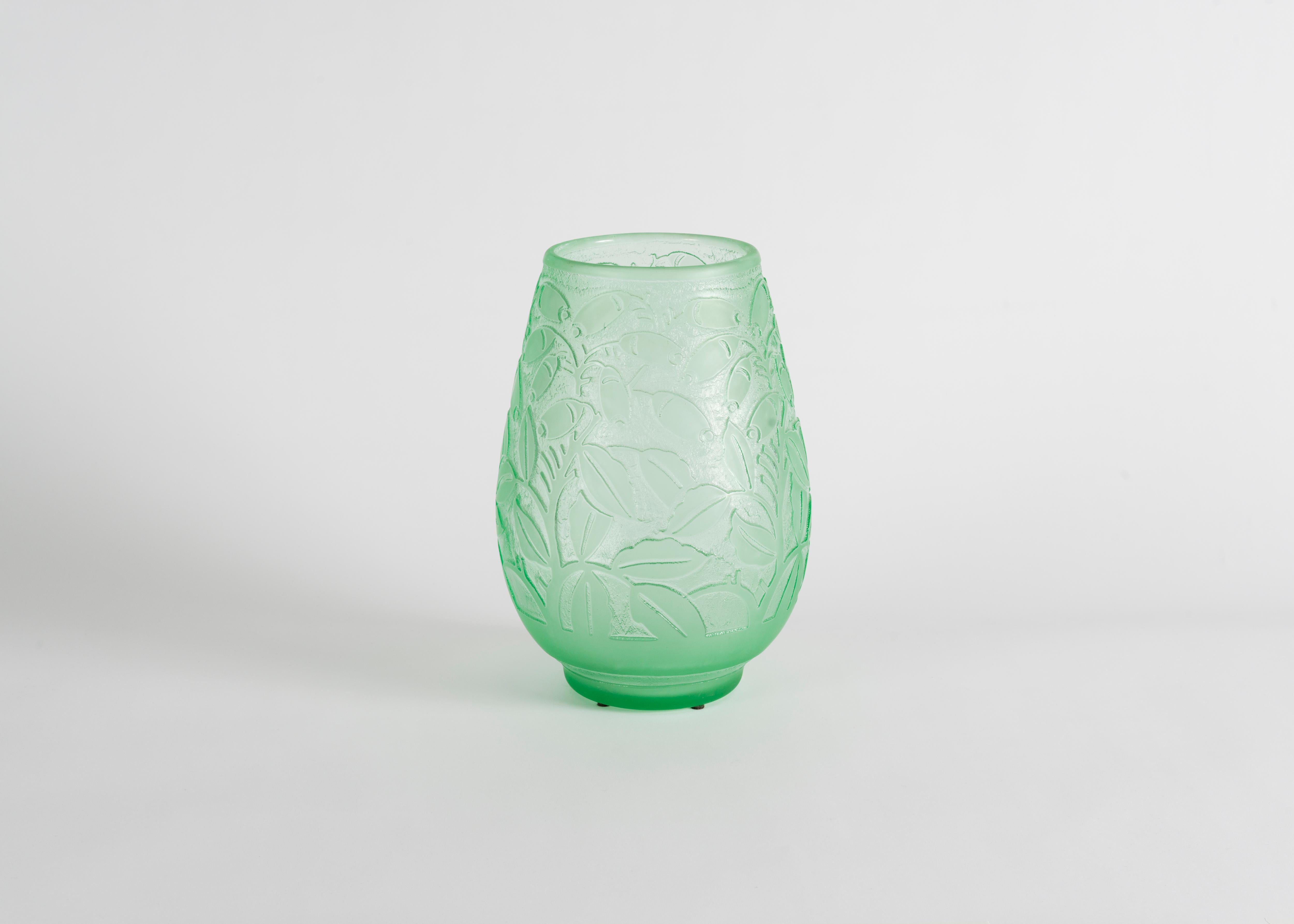 Français Vases en verre Art Déco incisé Daum, France, début du XXe siècle