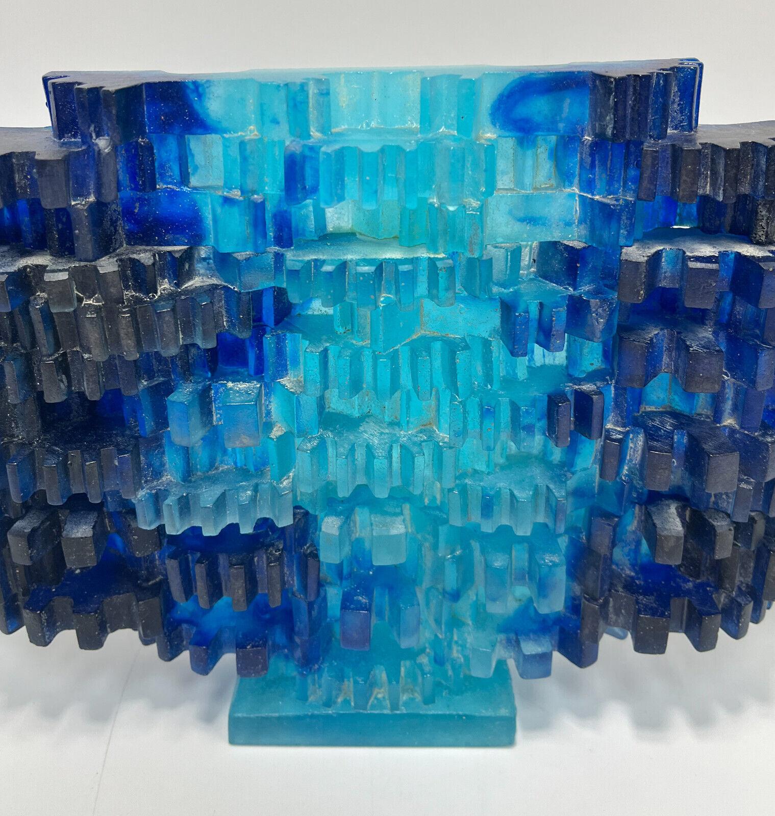 Abstrakte Daum Pate De Vere-Skulptur von Mard de Rosny, limitierte Auflage von 200 Stück

Durchgehend mehrfarbige blaue geriffelte Würfel. Auf der einen Seite des Sockels mit der Marke 