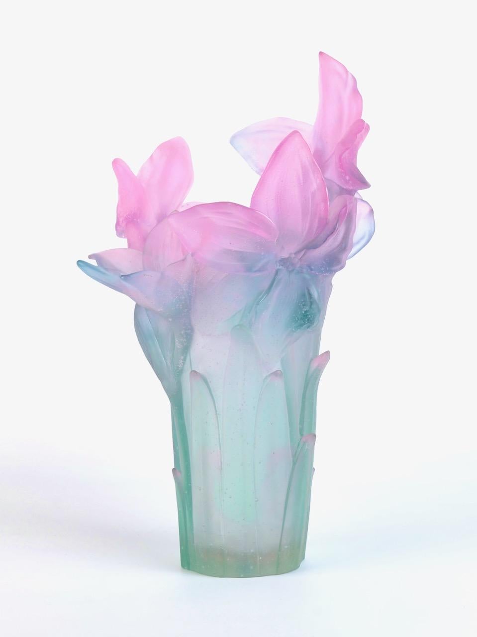 Vaso di Amaryllis Daum Pate de Verre in rosa e verde.  Questo pezzo è firmato Daum, Francia e numerato 94.  Questo pezzo è stato ritirato e non è più in produzione. 

 Dal 1878, Daum crea opere d'arte di fama mondiale nel suo studio di cristallo a