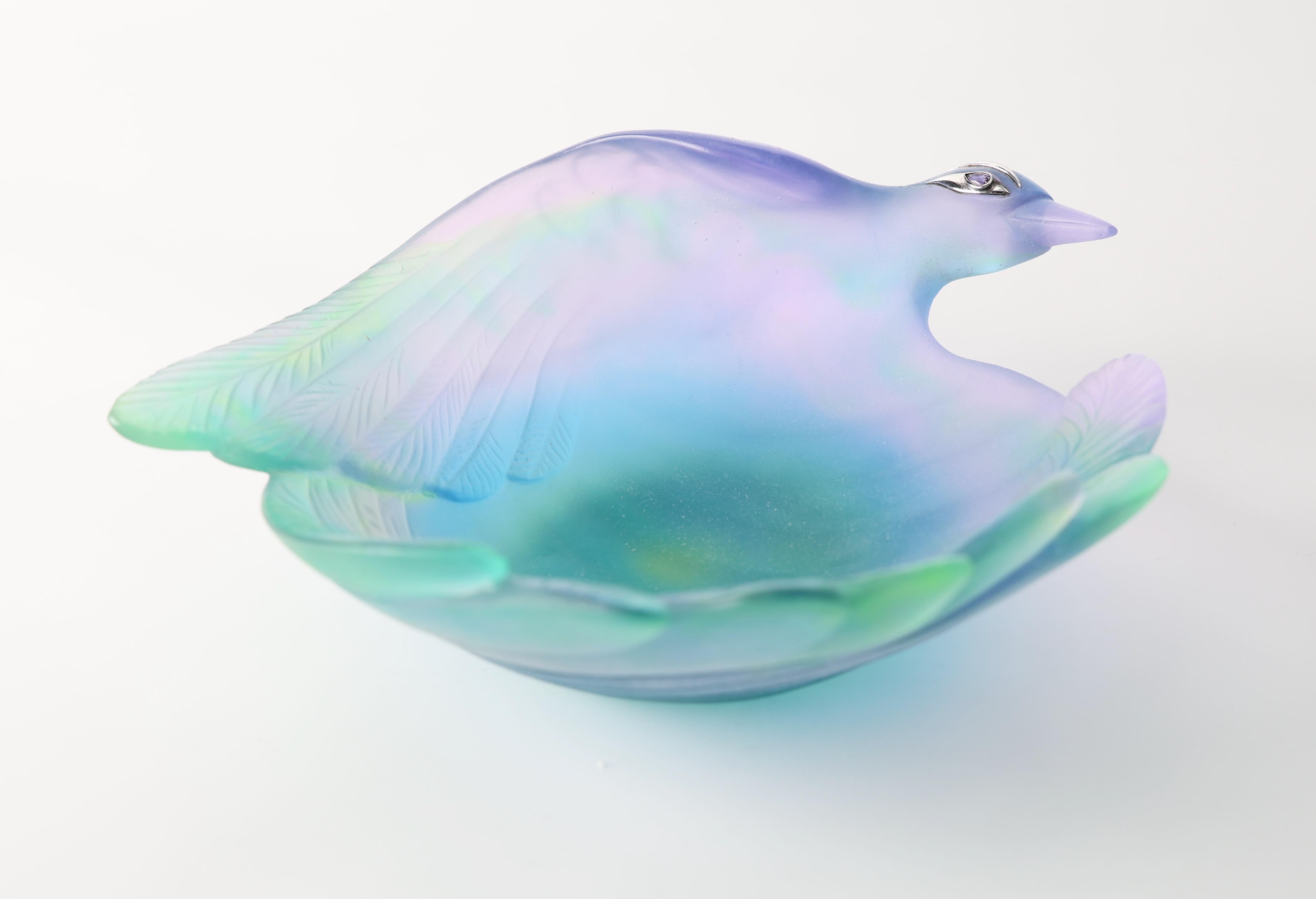 Ciotola Jewell Daum Pate de Verre Bird of Paradise.  Edizione limitata 41/50.  Questo pezzo fa parte della Paradise Collection di Daum, un mosaico di cristalli e pietre preziose.  Si tratta di un pezzo raro con intarsi in argento sterling intorno