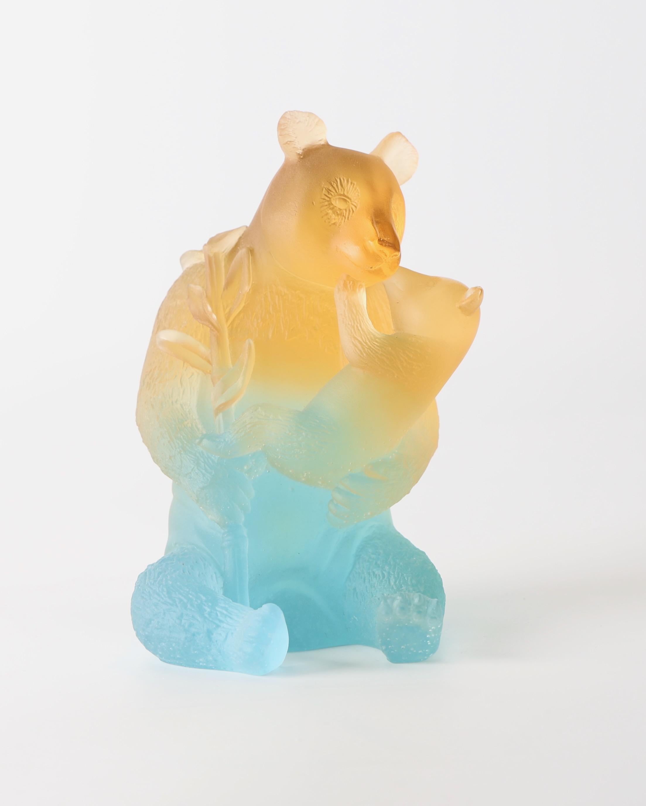 Daum Pate de Verre Coiled Panda (Panda Loves).  Opera d'arte firmata Daum, Francia numerata 230 .  Bellissima statuetta animale in ambra e blu turchese di una Madre Panda che tiene amorevolmente il suo piccolo in un braccio e nell'altro stringe un