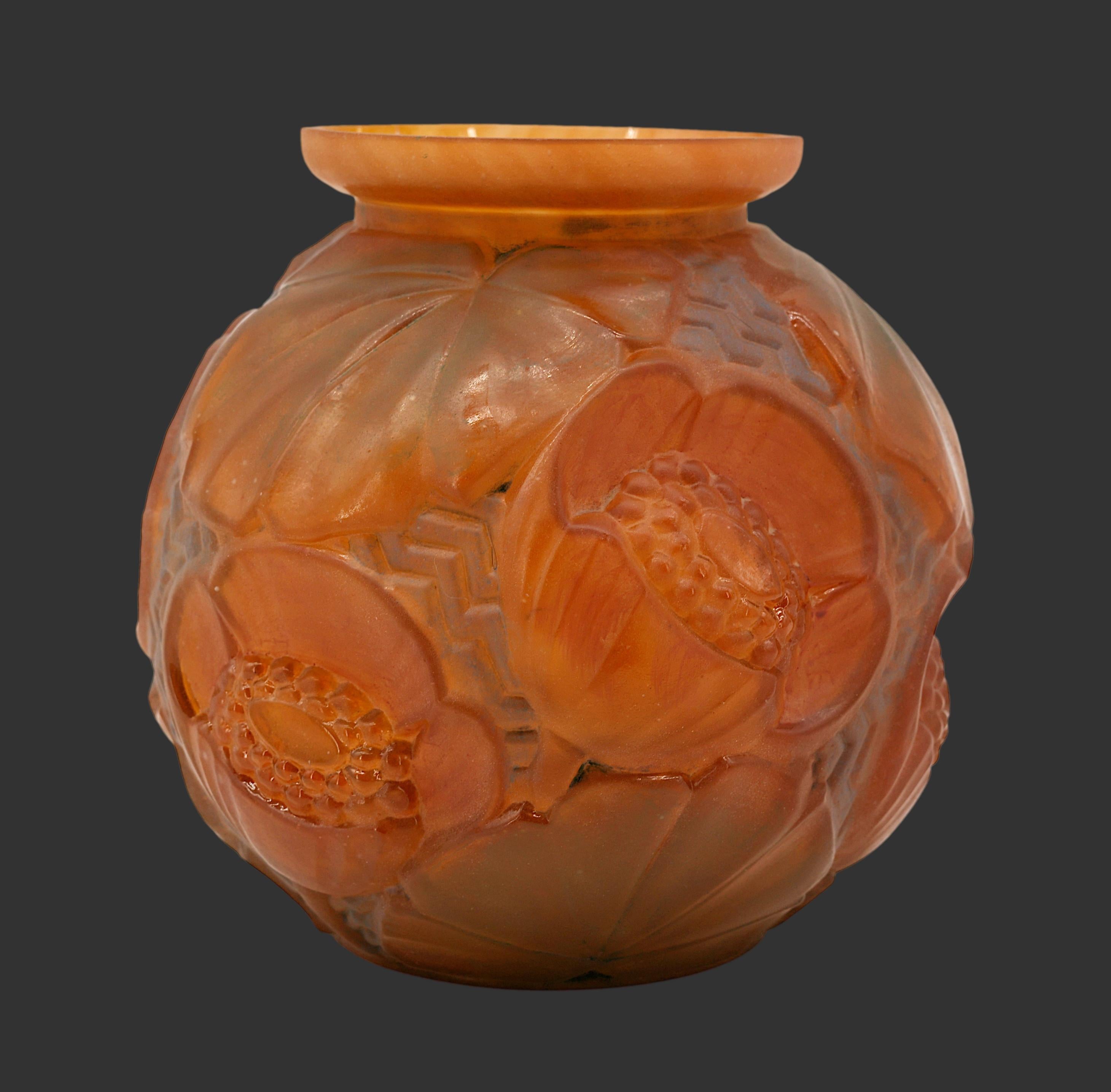 Vaso in vetro Art Déco francese di Pierre D'Avesn presso DAUM'S (Croismare, Nancy), Francia, anni Venti. Motivo floreale. Patina stupefacente. Altezza: 7.5